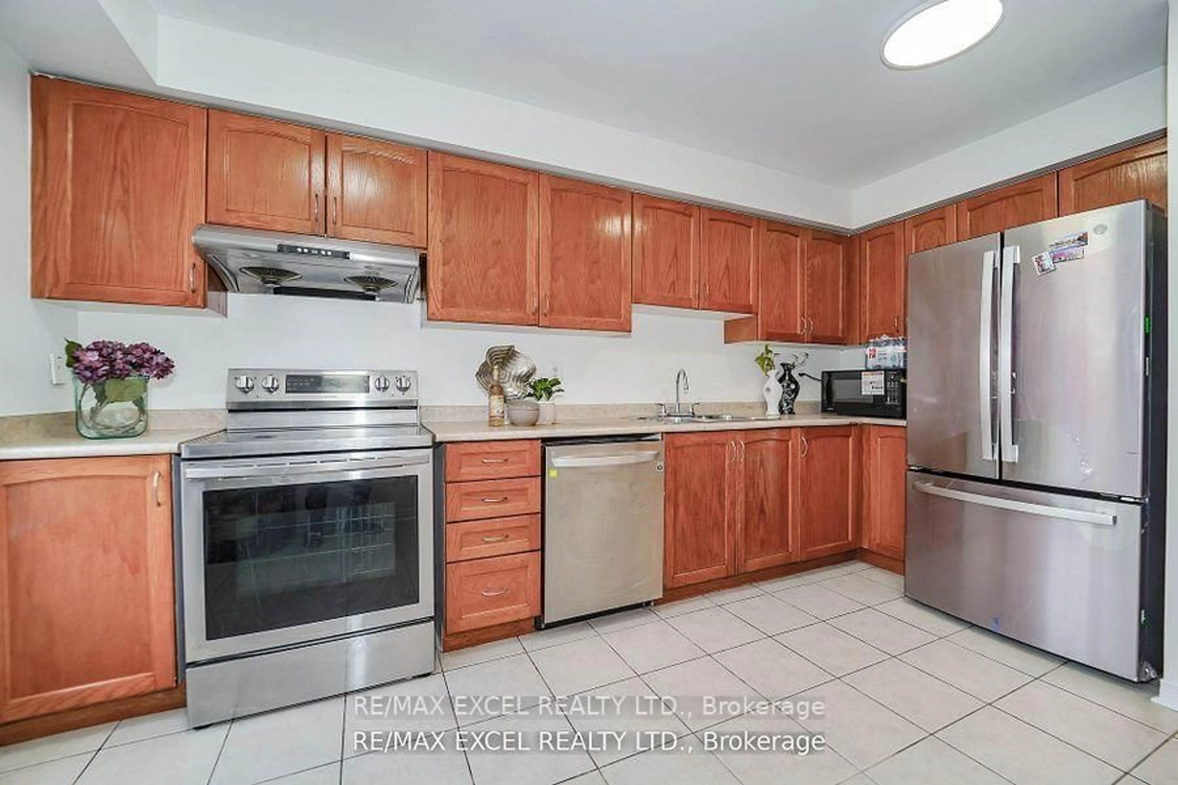 Standard kitchen, ceramic/tile floor for 2784 Eglinton Ave #4, Toronto Ontario M1J 2C8