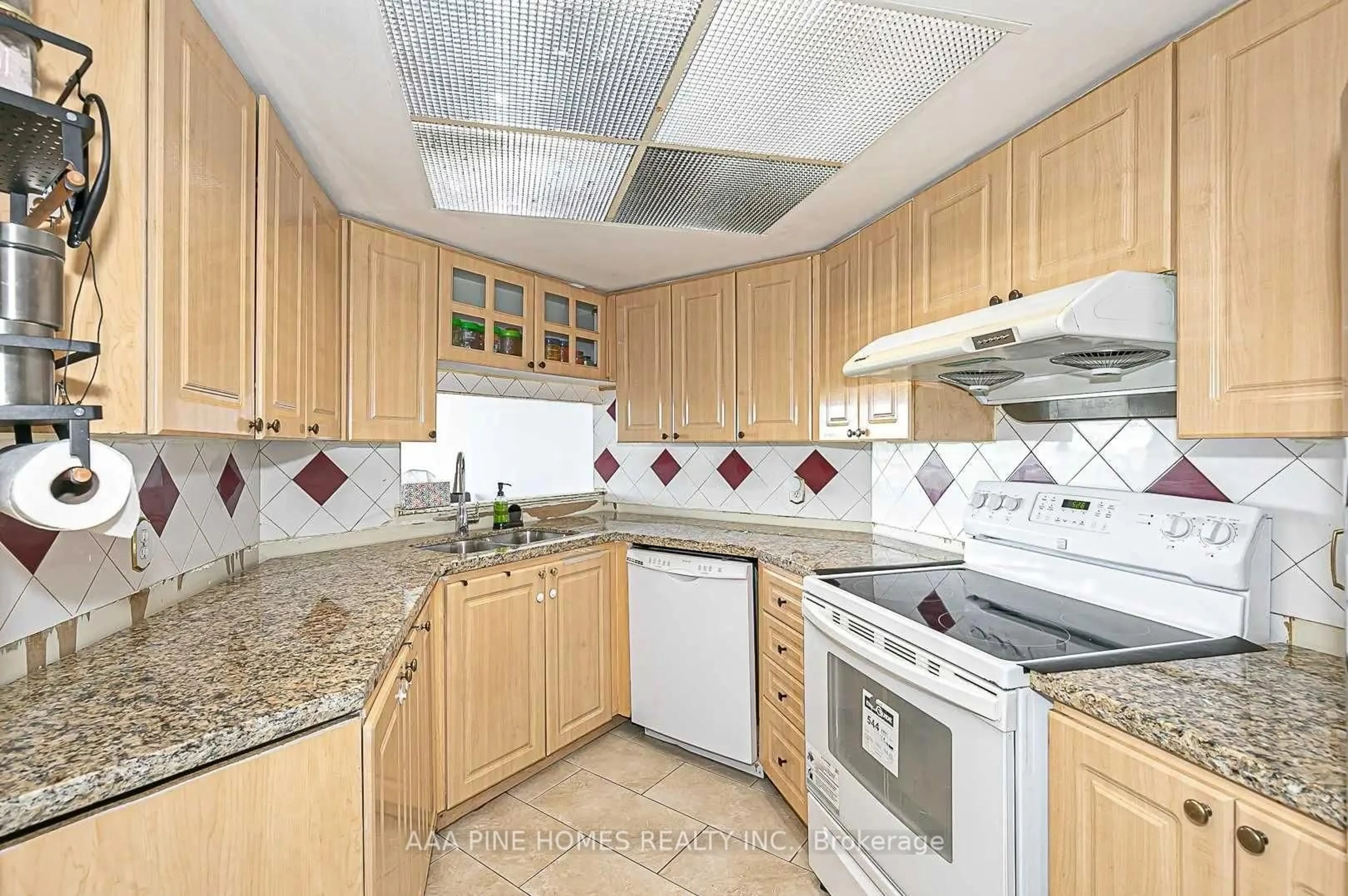 Standard kitchen, ceramic/tile floor for 2550 Lawrence Ave #1111, Toronto Ontario M1P 4Z3