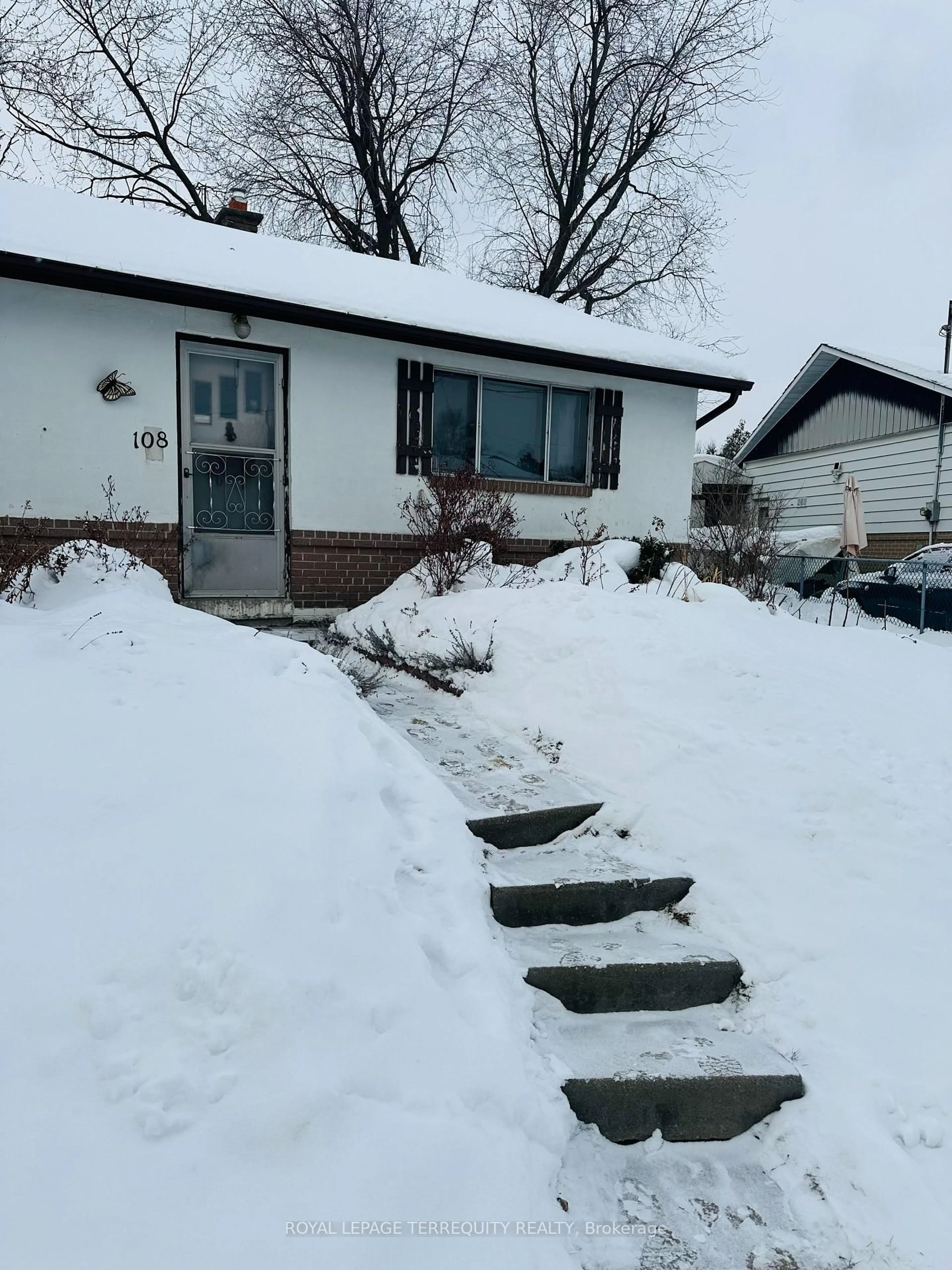 Stairs for 108 Castle Hill Dr, Toronto Ontario M1T 2Y7