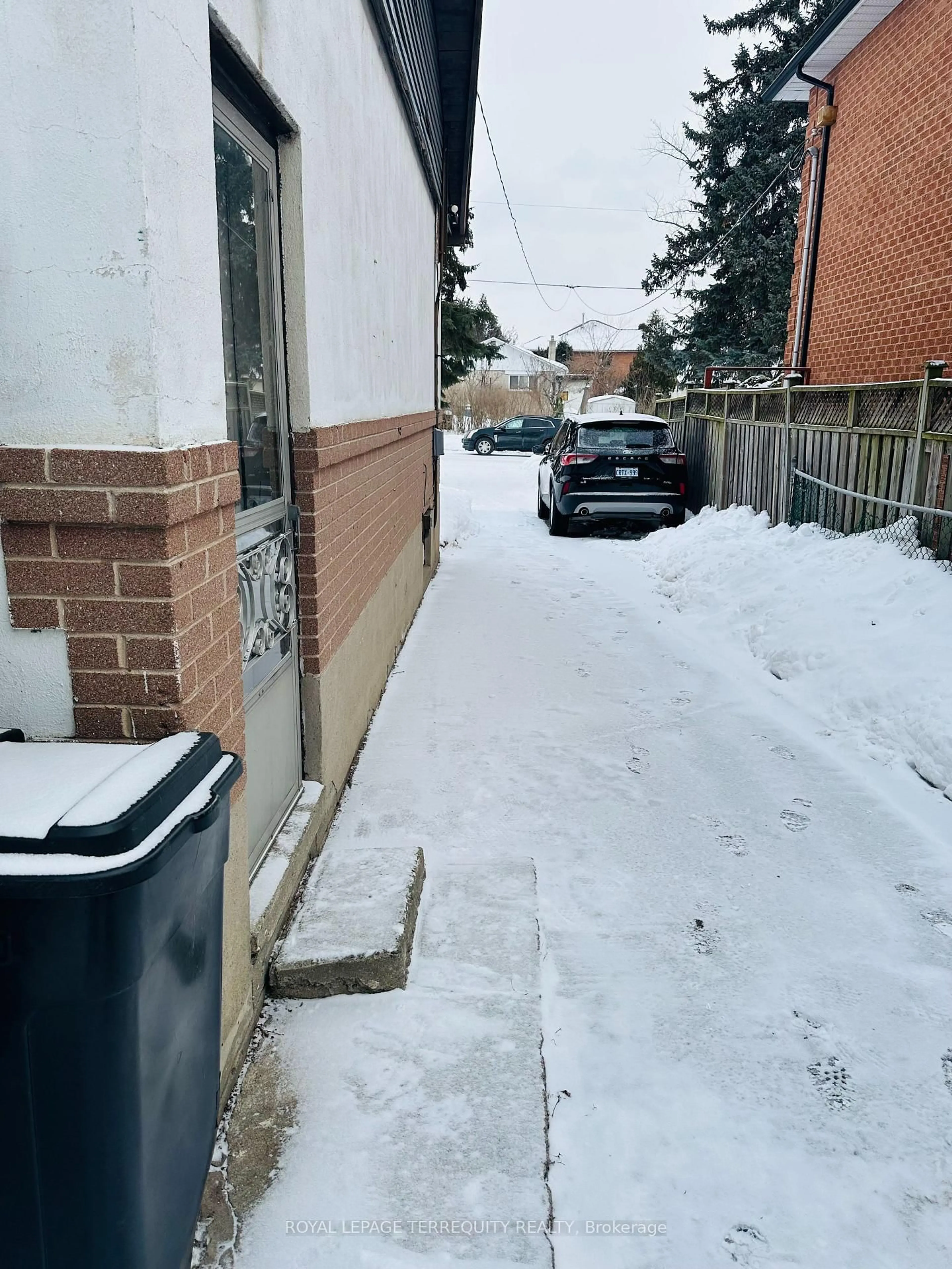 Parking for 108 Castle Hill Dr, Toronto Ontario M1T 2Y7