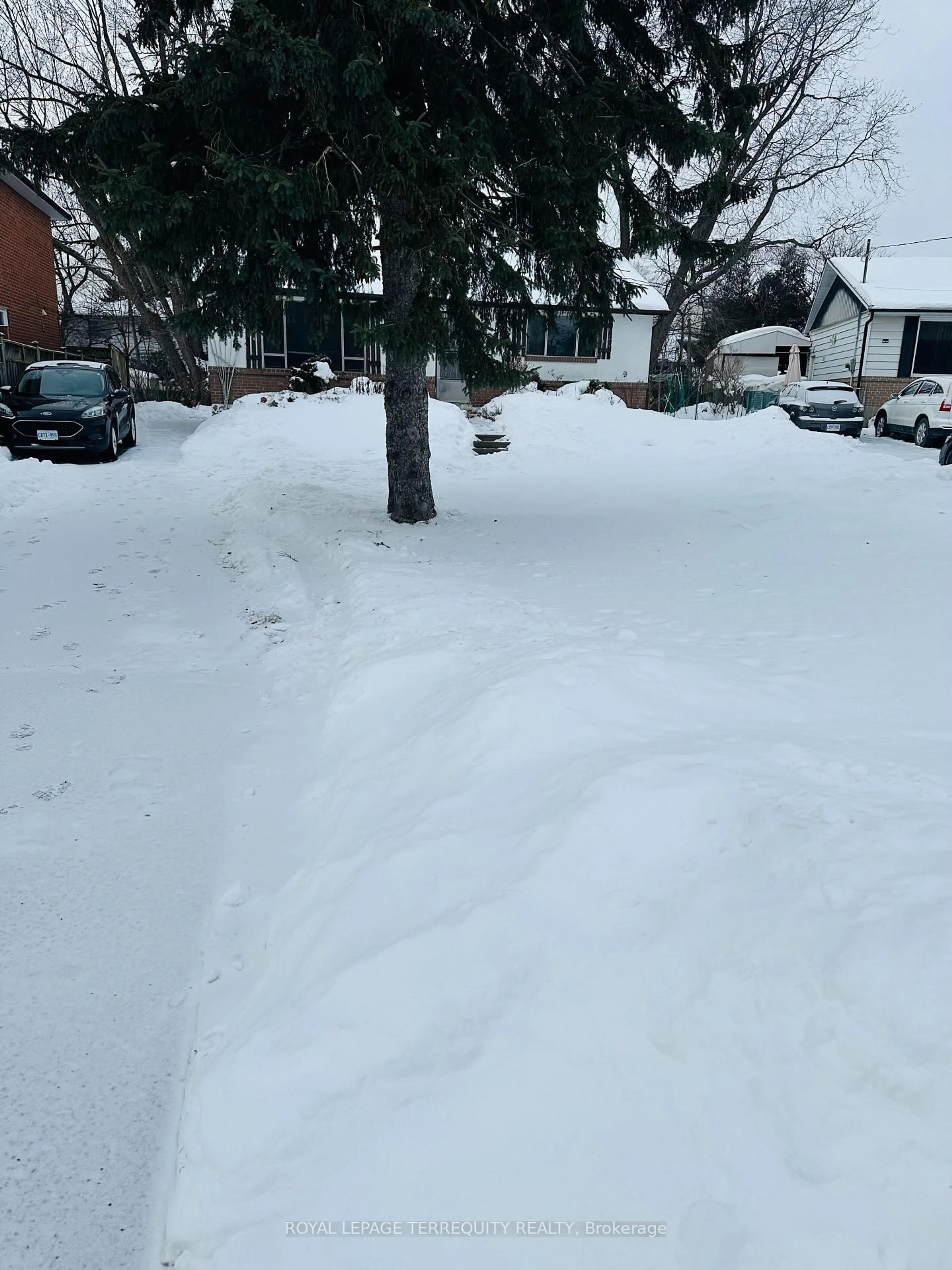 Parking for 108 Castle Hill Dr, Toronto Ontario M1T 2Y7