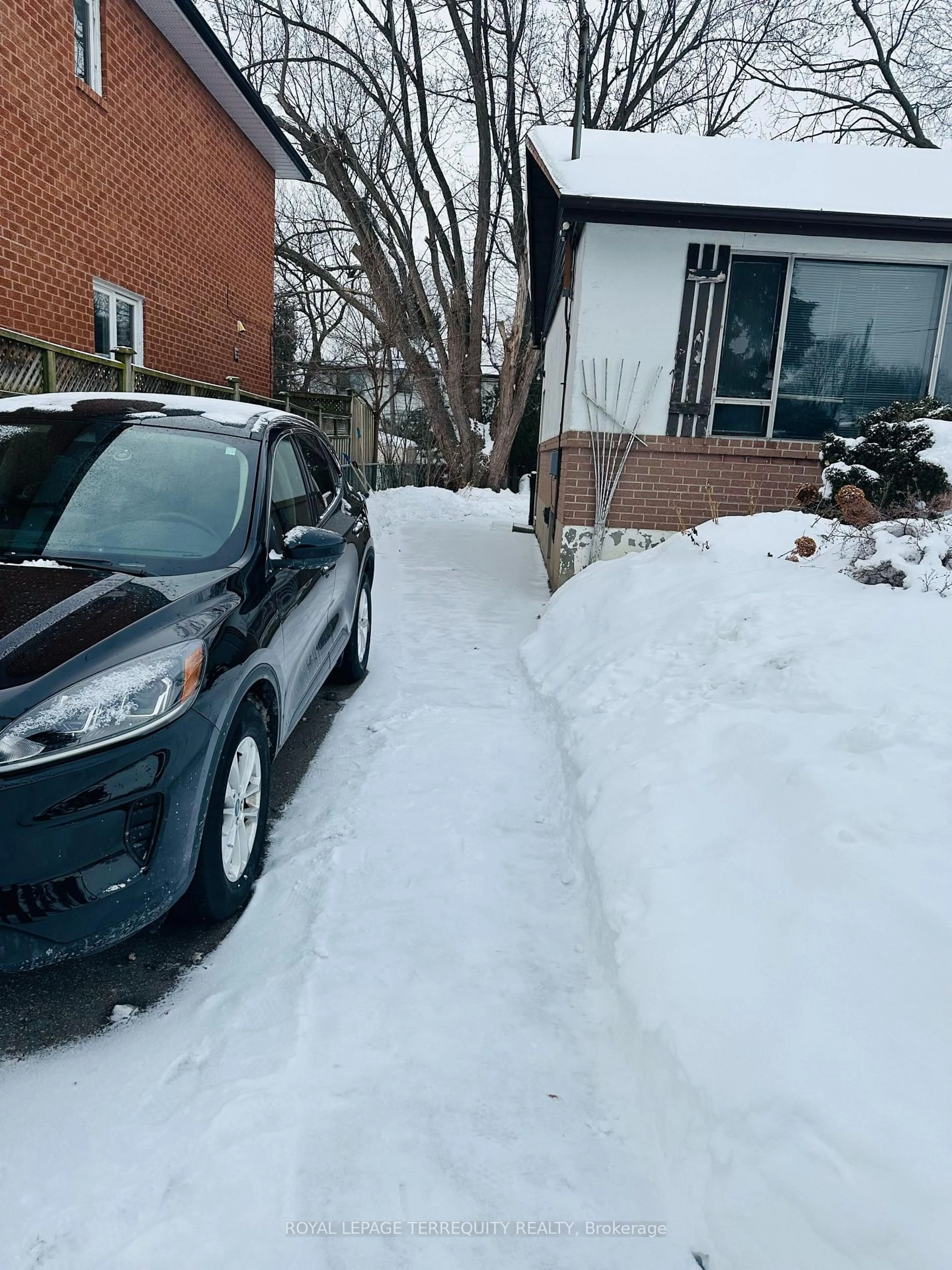 Parking for 108 Castle Hill Dr, Toronto Ontario M1T 2Y7