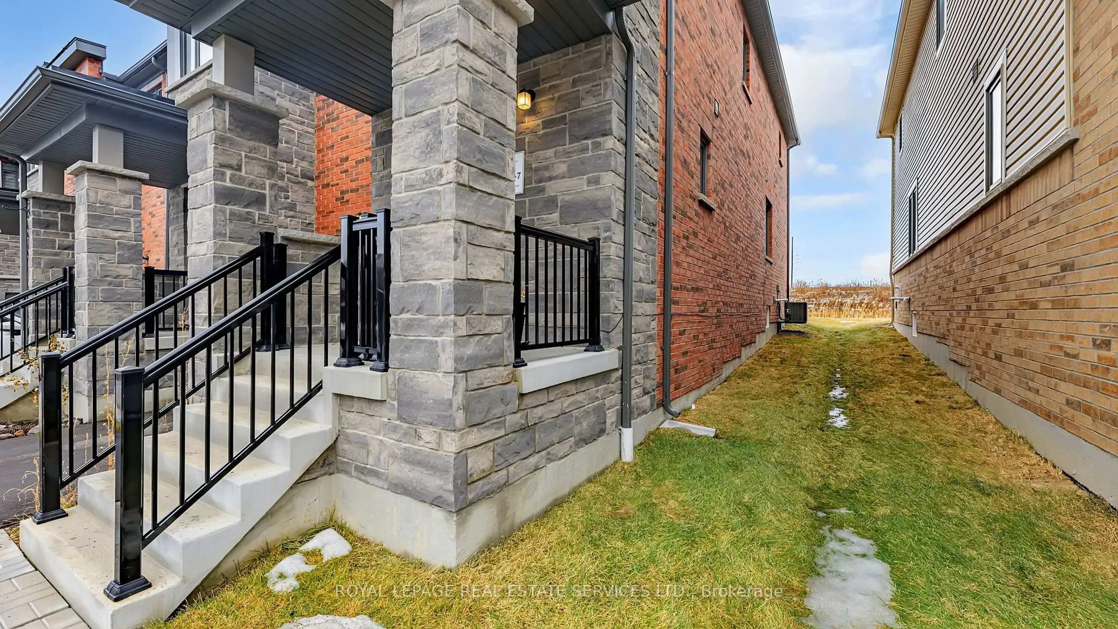 Patio, building for 1068 Lockie Dr, Oshawa Ontario L1L 0R9