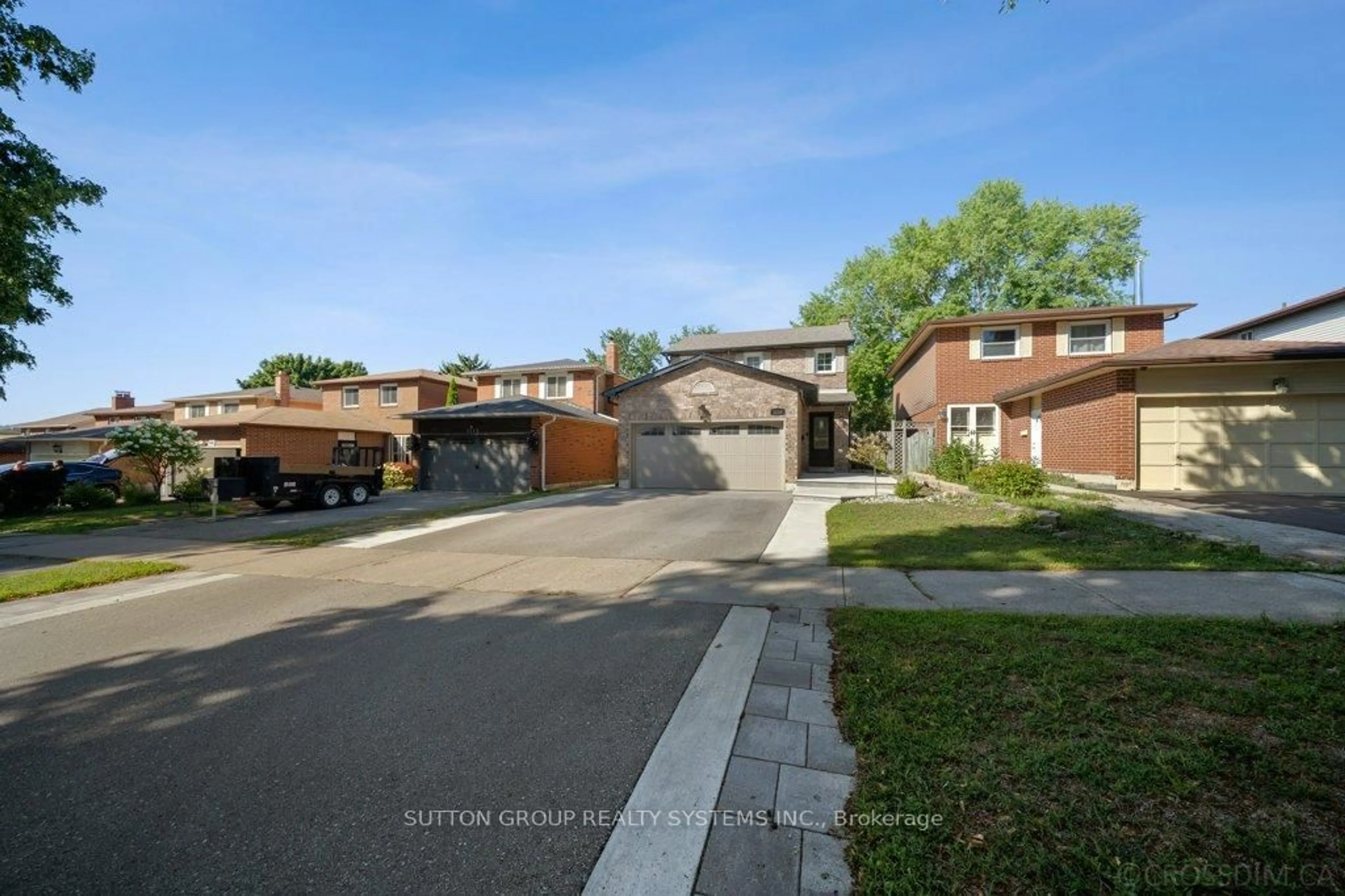 A pic from outside/outdoor area/front of a property/back of a property/a pic from drone, street for 1114 Cedarcroft Cres, Pickering Ontario L1X 1R5