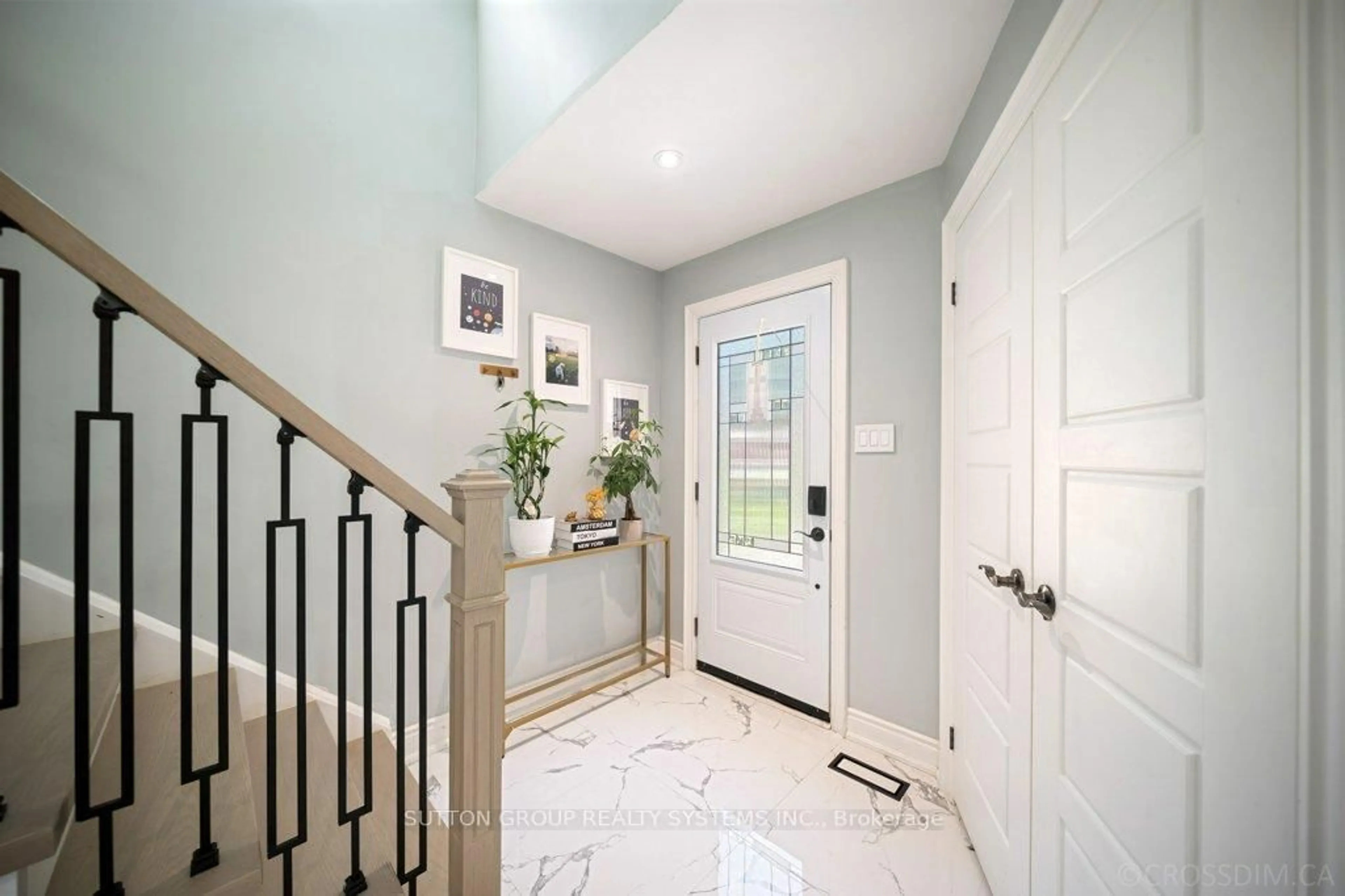 Indoor entryway for 1114 Cedarcroft Cres, Pickering Ontario L1X 1R5
