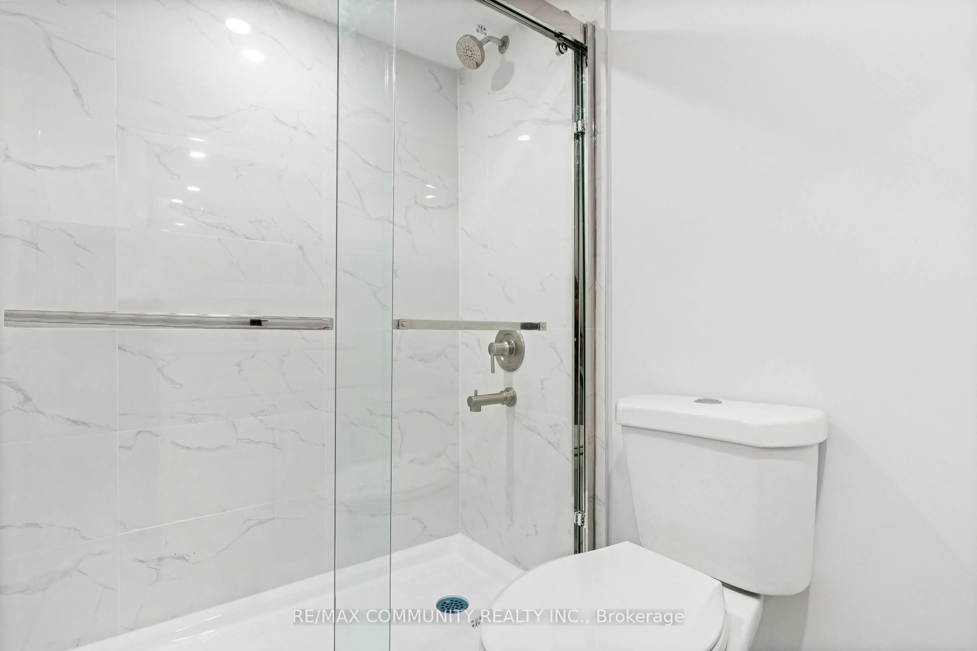 Standard bathroom, ceramic/tile floor for 330 Mccowan Rd #501, Toronto Ontario M1J 3N3