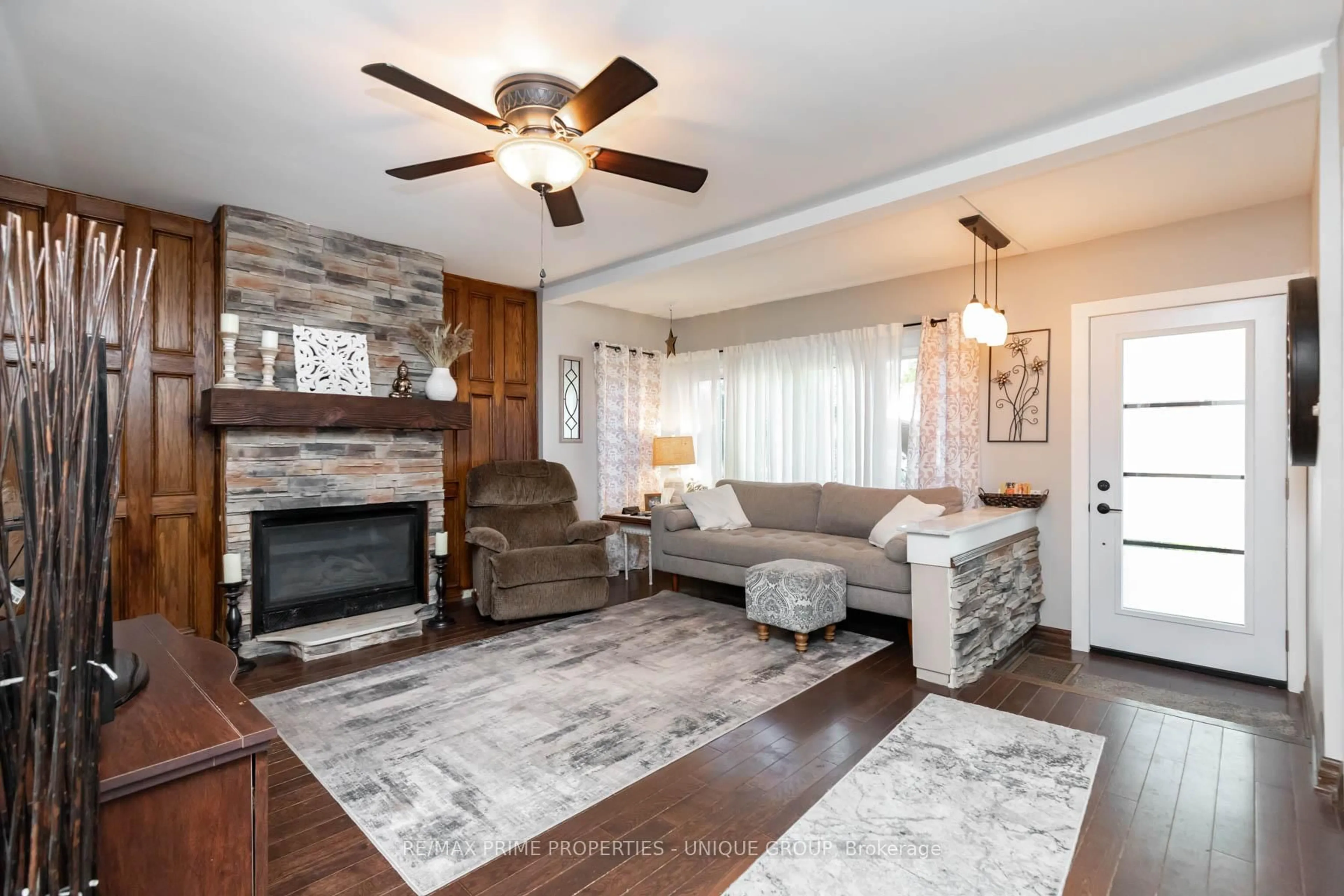 Living room with furniture, unknown for 40 Jeavons Ave, Toronto Ontario M1K 1S8