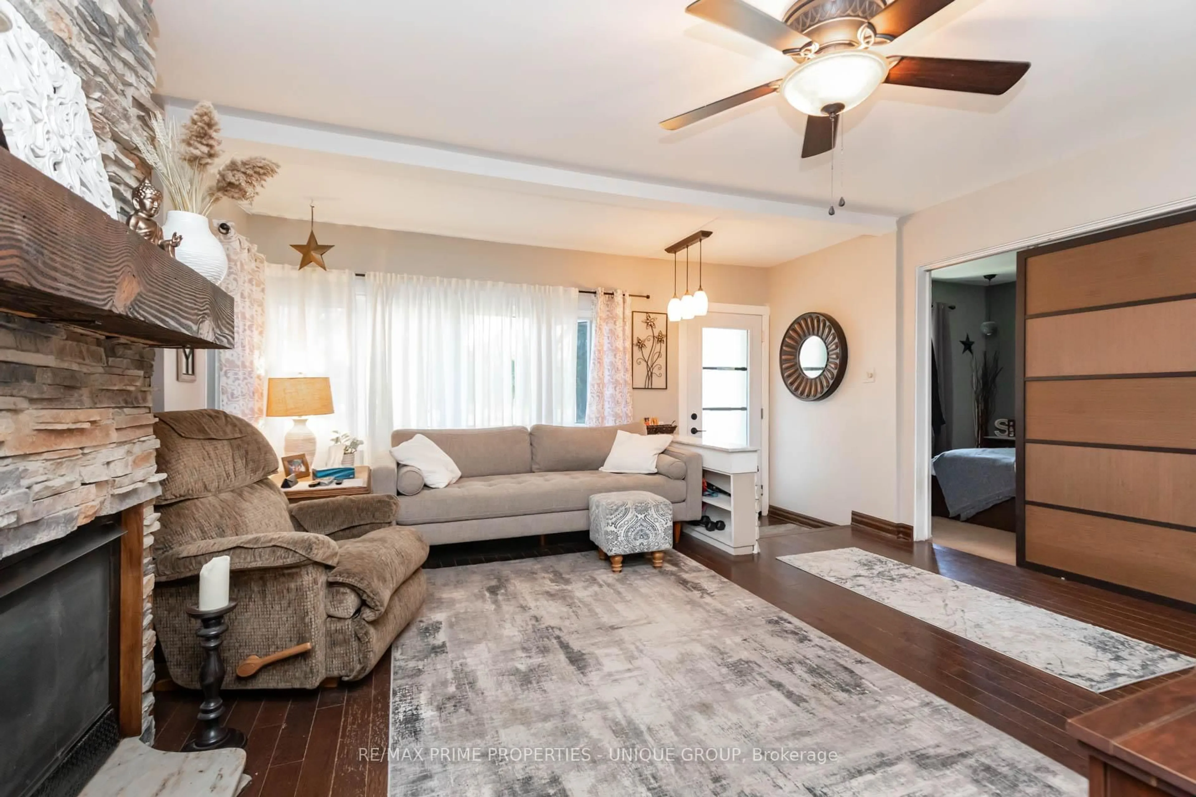 Living room with furniture, unknown for 40 Jeavons Ave, Toronto Ontario M1K 1S8