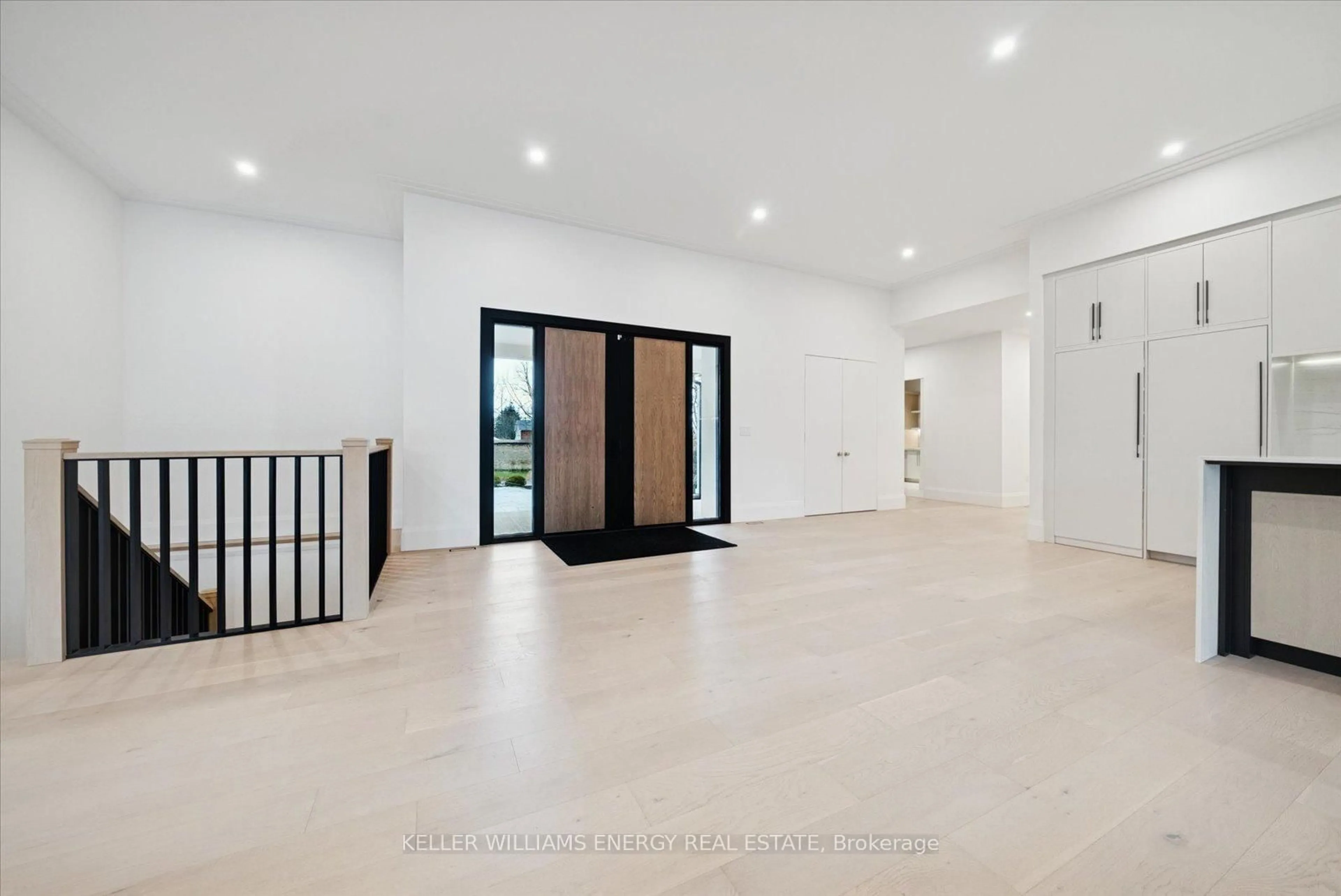 Indoor foyer for 16 Metcalf St, Clarington Ontario L1B 0H4