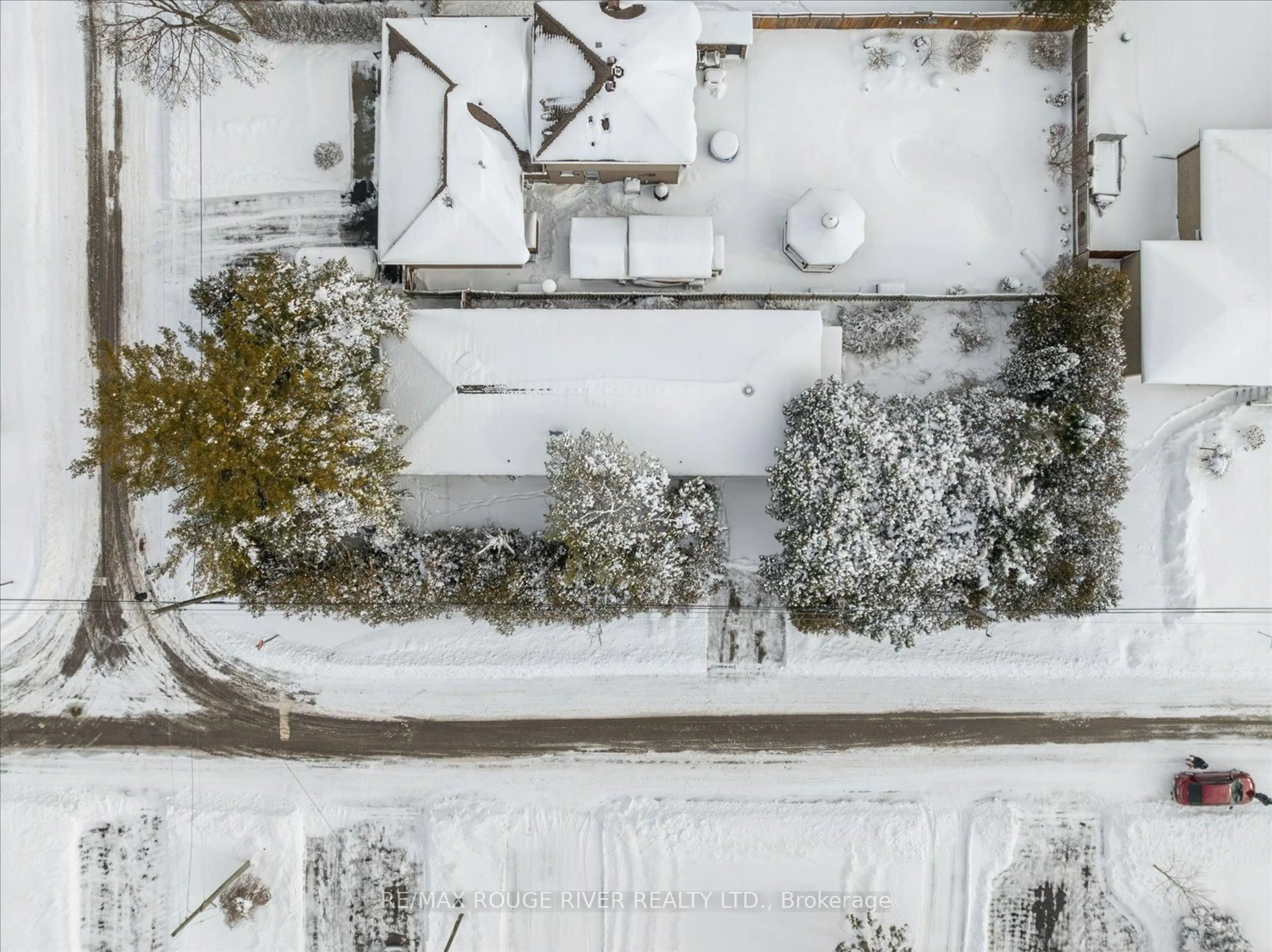 A pic from outside/outdoor area/front of a property/back of a property/a pic from drone, street for 1277 Old Orchard Ave, Pickering Ontario L1W 1G1