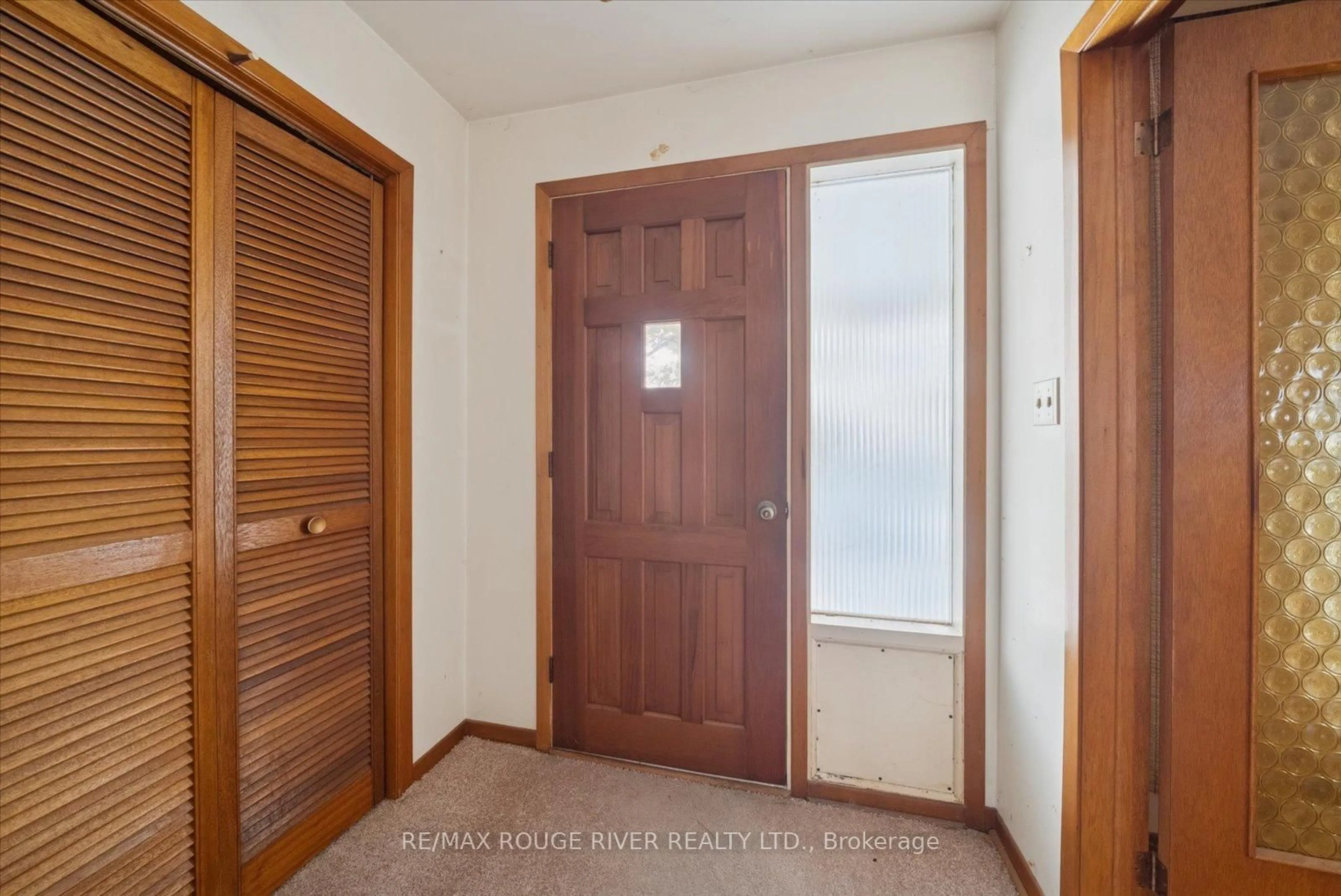 Indoor entryway for 1277 Old Orchard Ave, Pickering Ontario L1W 1G1