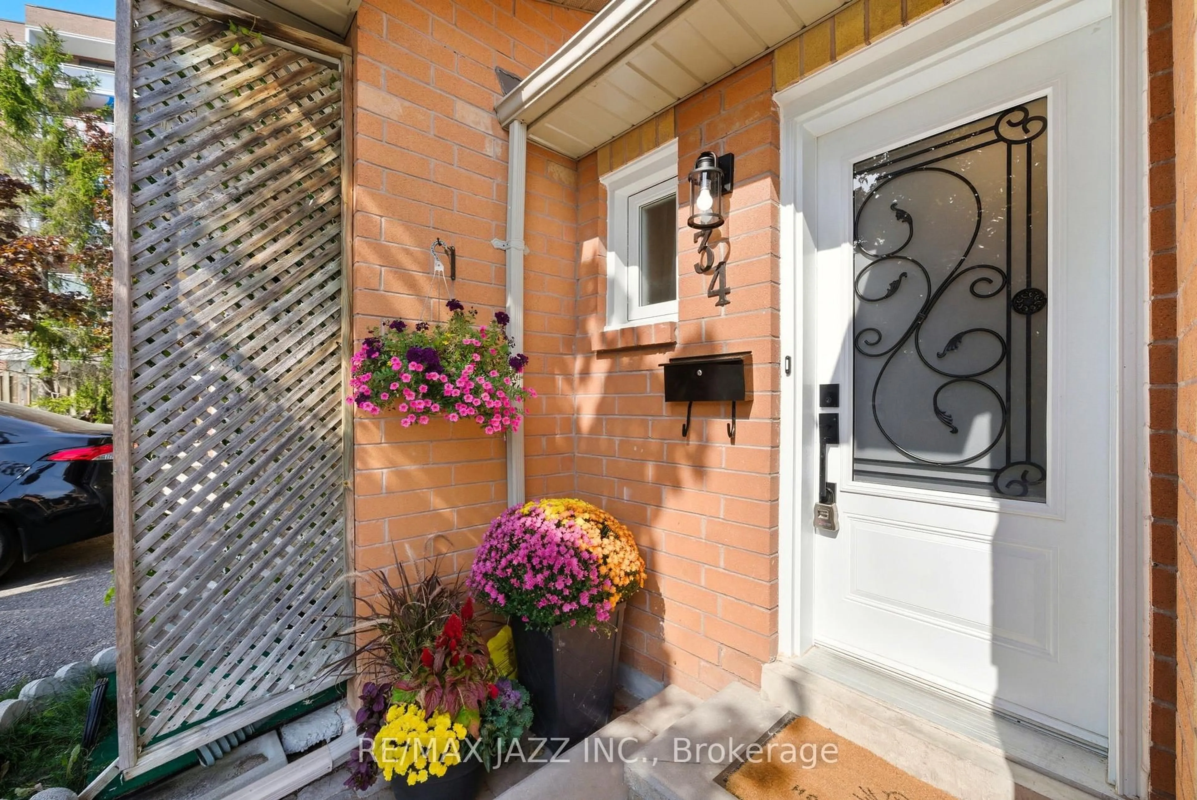 Indoor entryway for 811 Wilson Rd #34, Oshawa Ontario L1G 7Z5