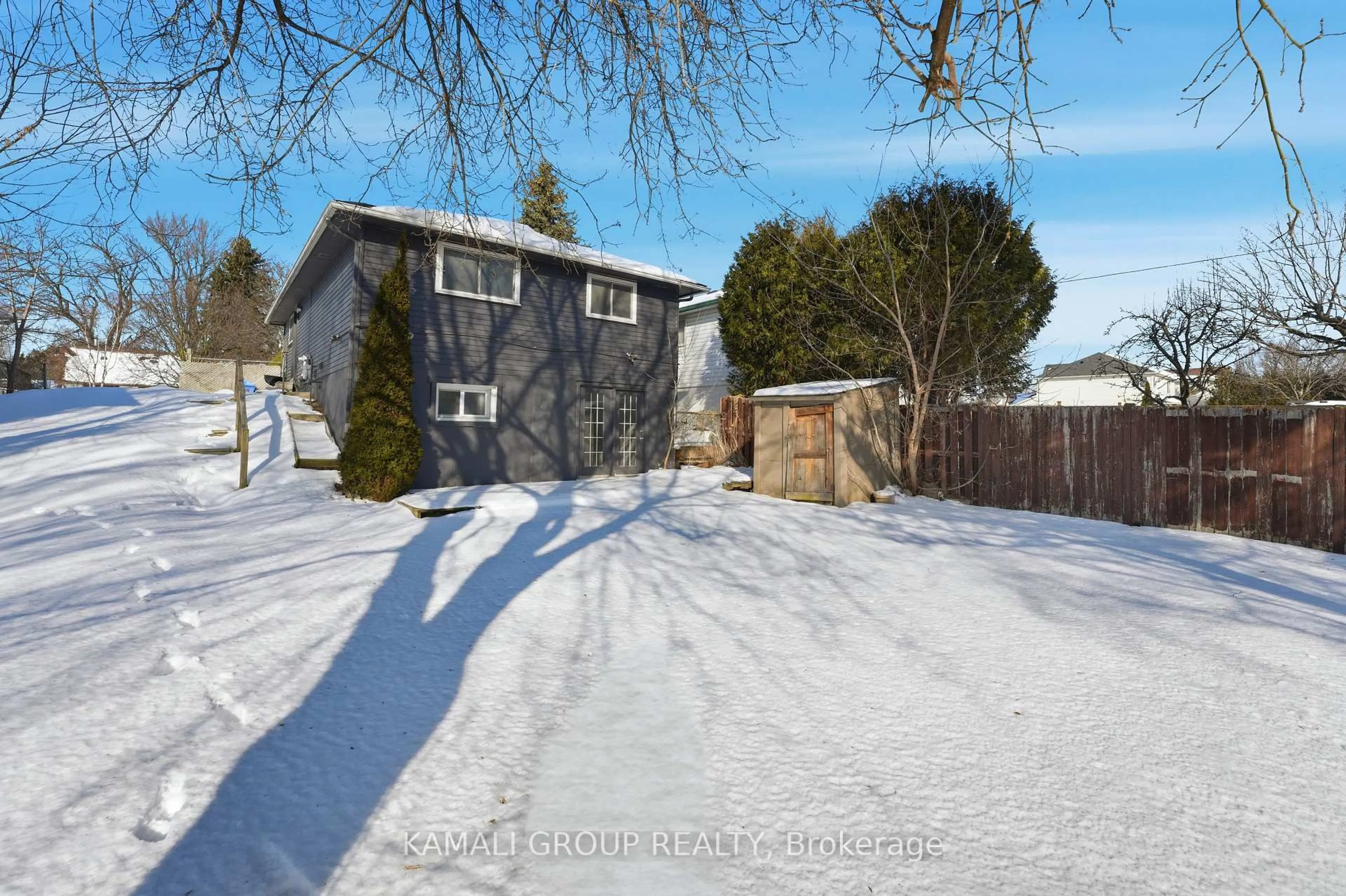 A pic from outside/outdoor area/front of a property/back of a property/a pic from drone, street for 868 Grandview Dr, Oshawa Ontario L1H 7W8