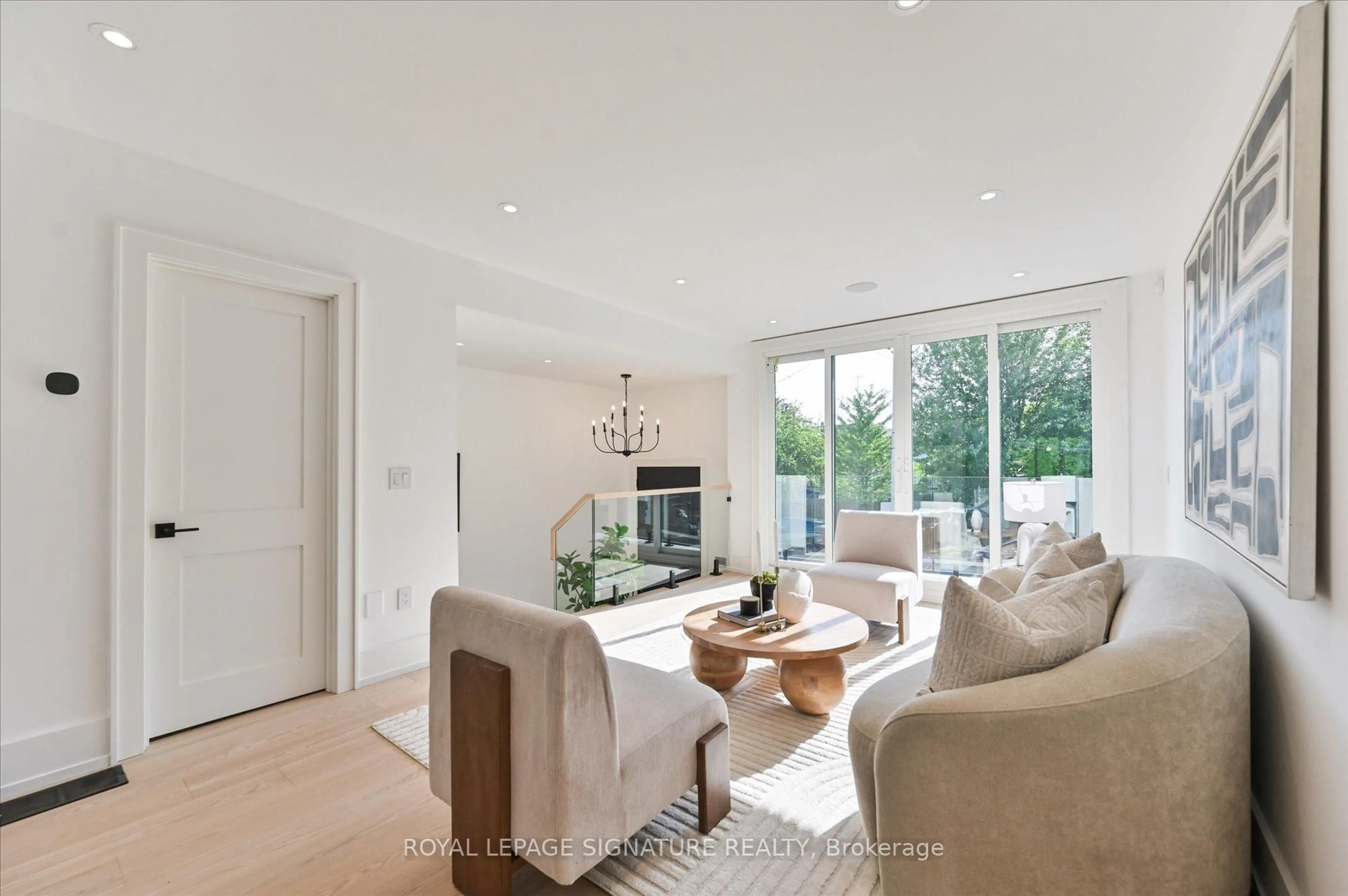 Living room with furniture, unknown for 24 Elmsdale Rd, Toronto Ontario M4J 3M4