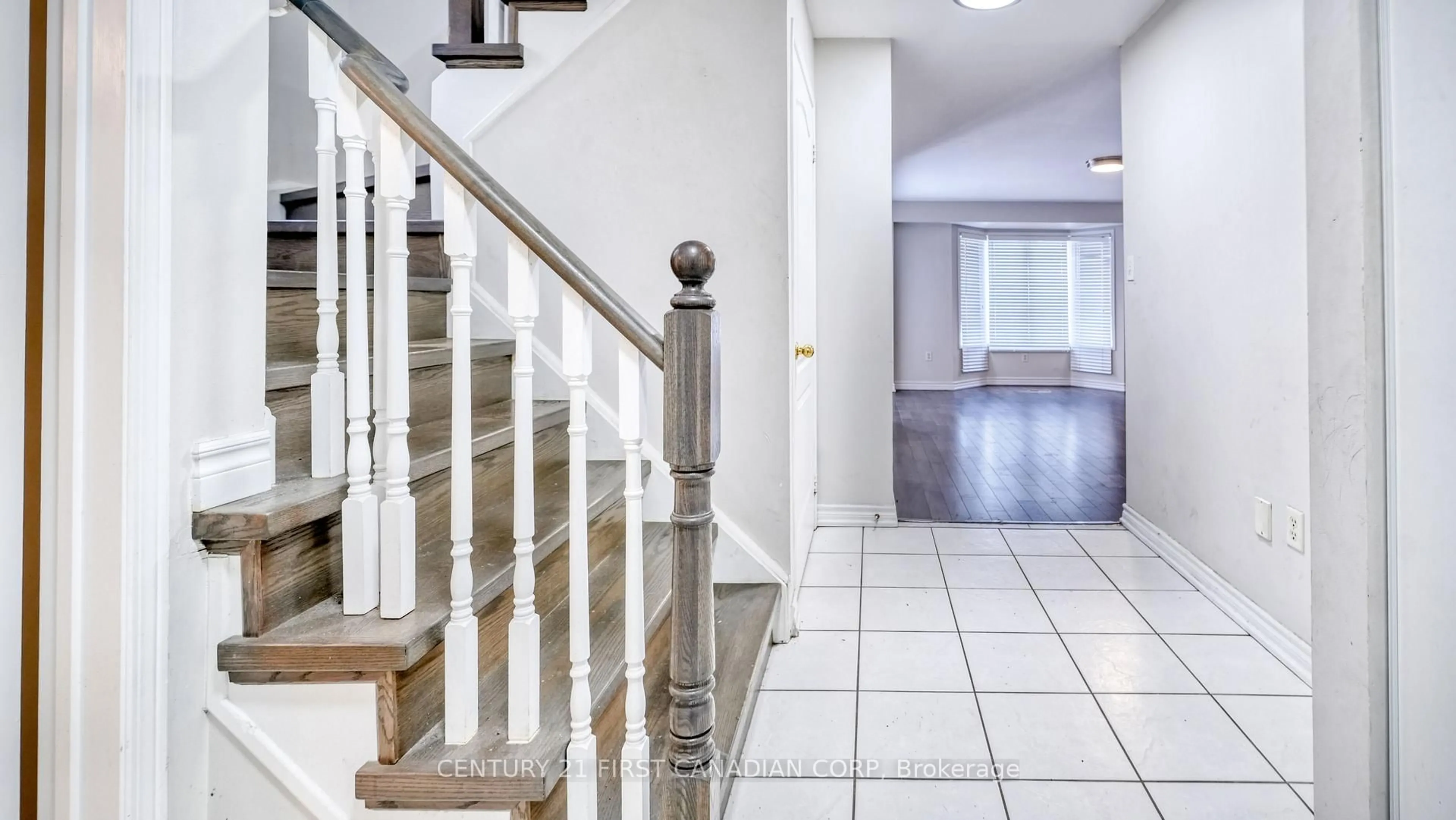 Indoor foyer for 1973 Secretariat Pl, Oshawa Ontario L1L 1C7