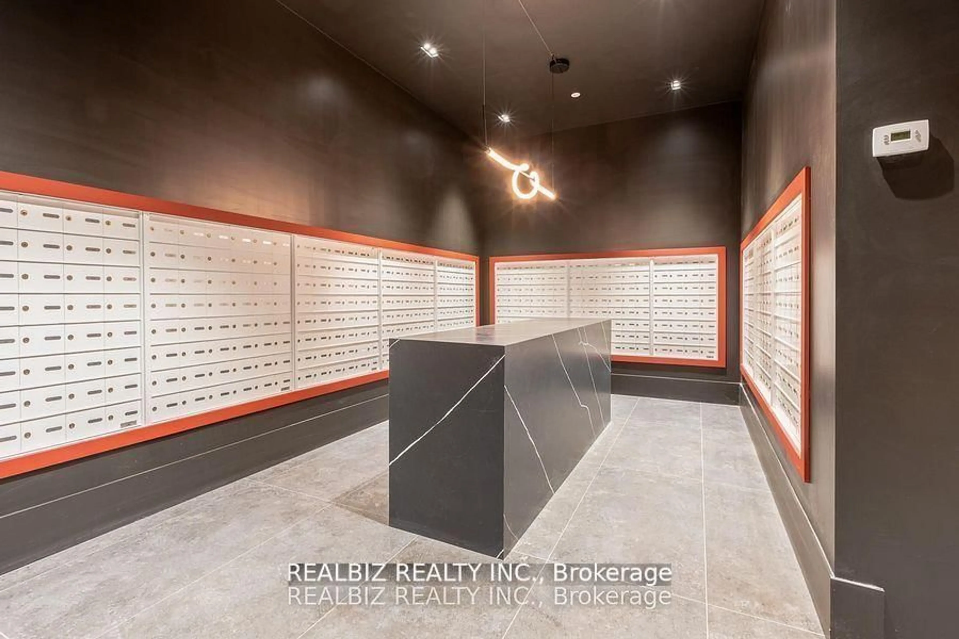 Indoor foyer for 2033 Kennedy Rd #2003, Toronto Ontario M1T 0B9