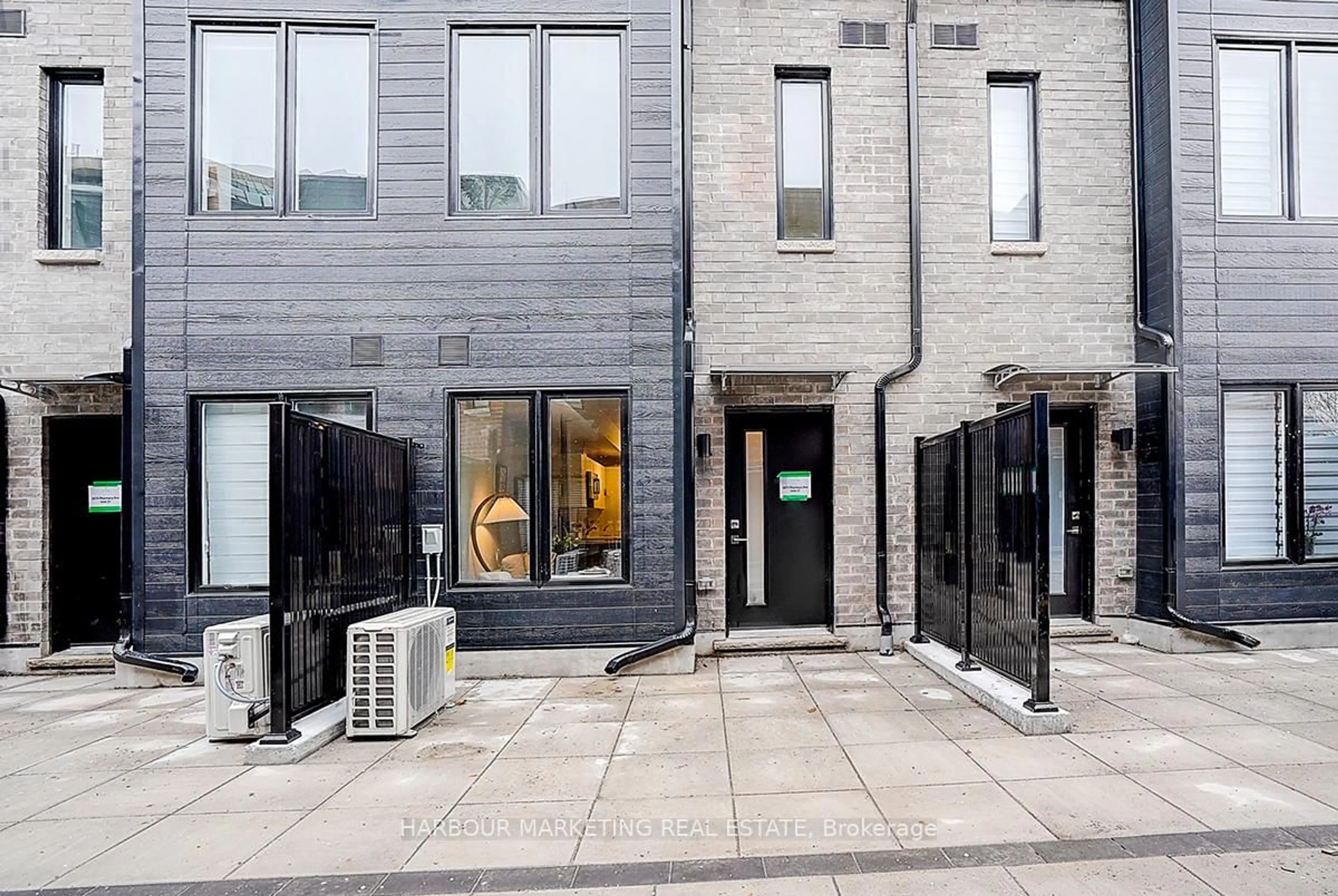 Patio, street for 3079 Pharmacy Ave #27, Toronto Ontario M1T 1H8