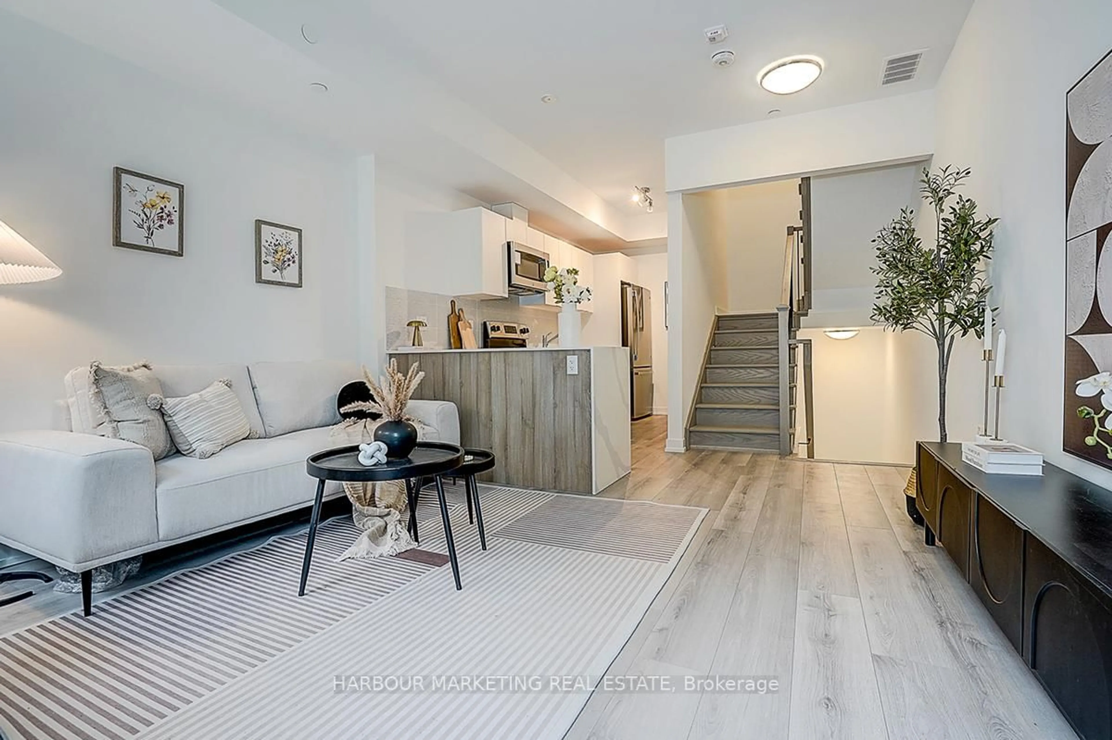 Indoor entryway for 3079 Pharmacy Ave #27, Toronto Ontario M1T 1H8