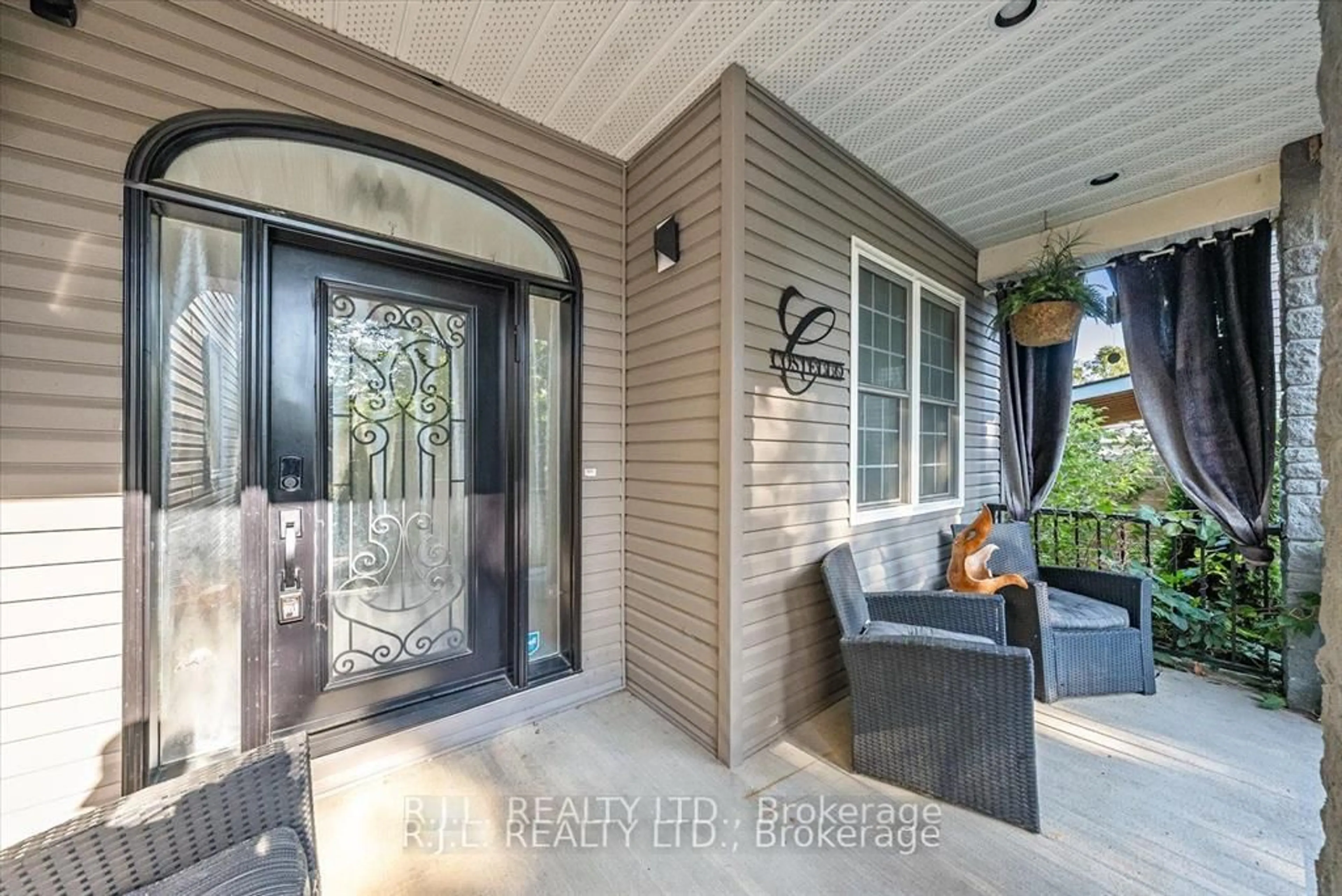 Indoor entryway for 115 Beaver St, Clarington Ontario L1B 1H3