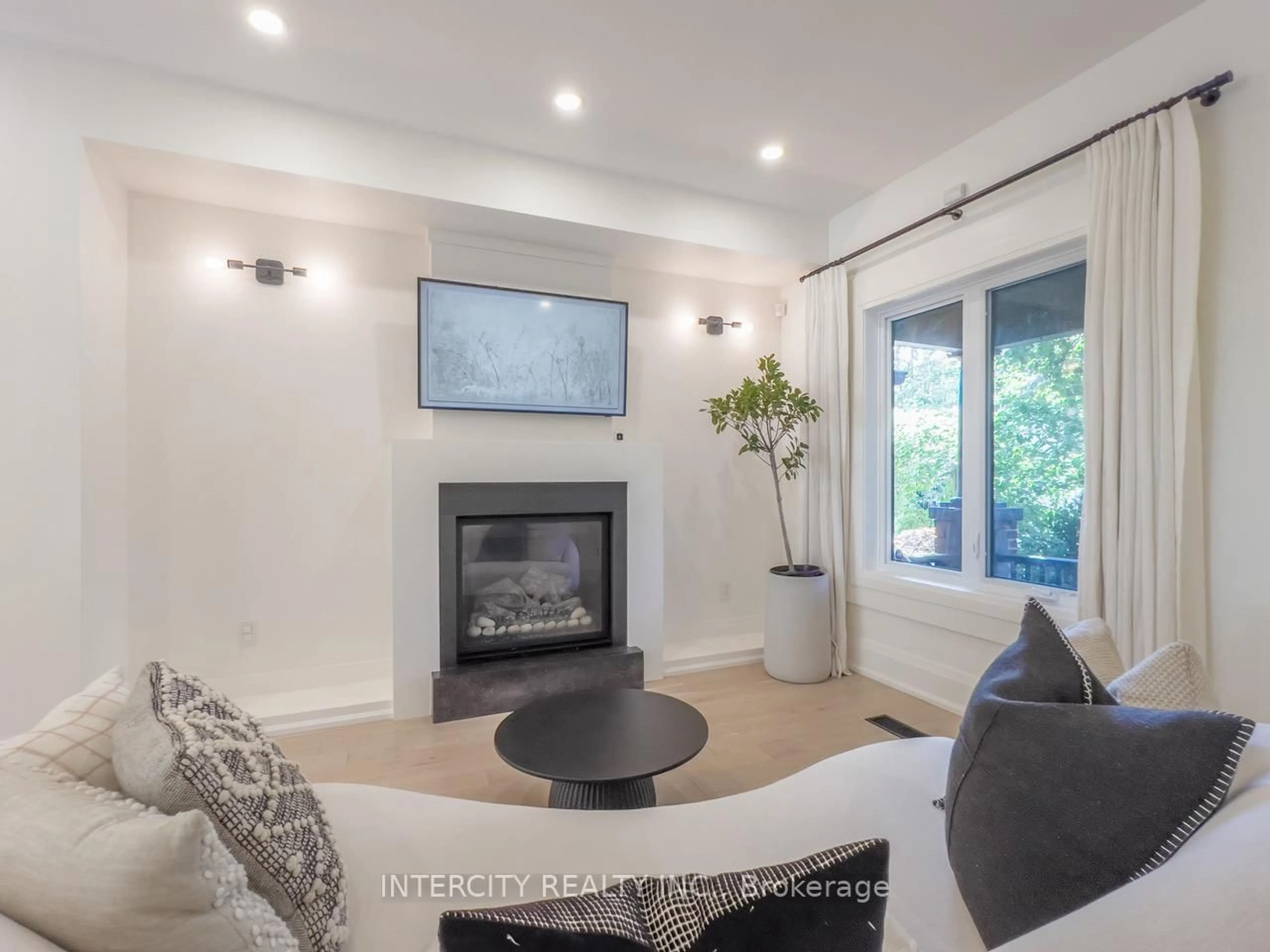 Living room with furniture, unknown for 92 Dagmar Ave, Toronto Ontario M4M 1W2