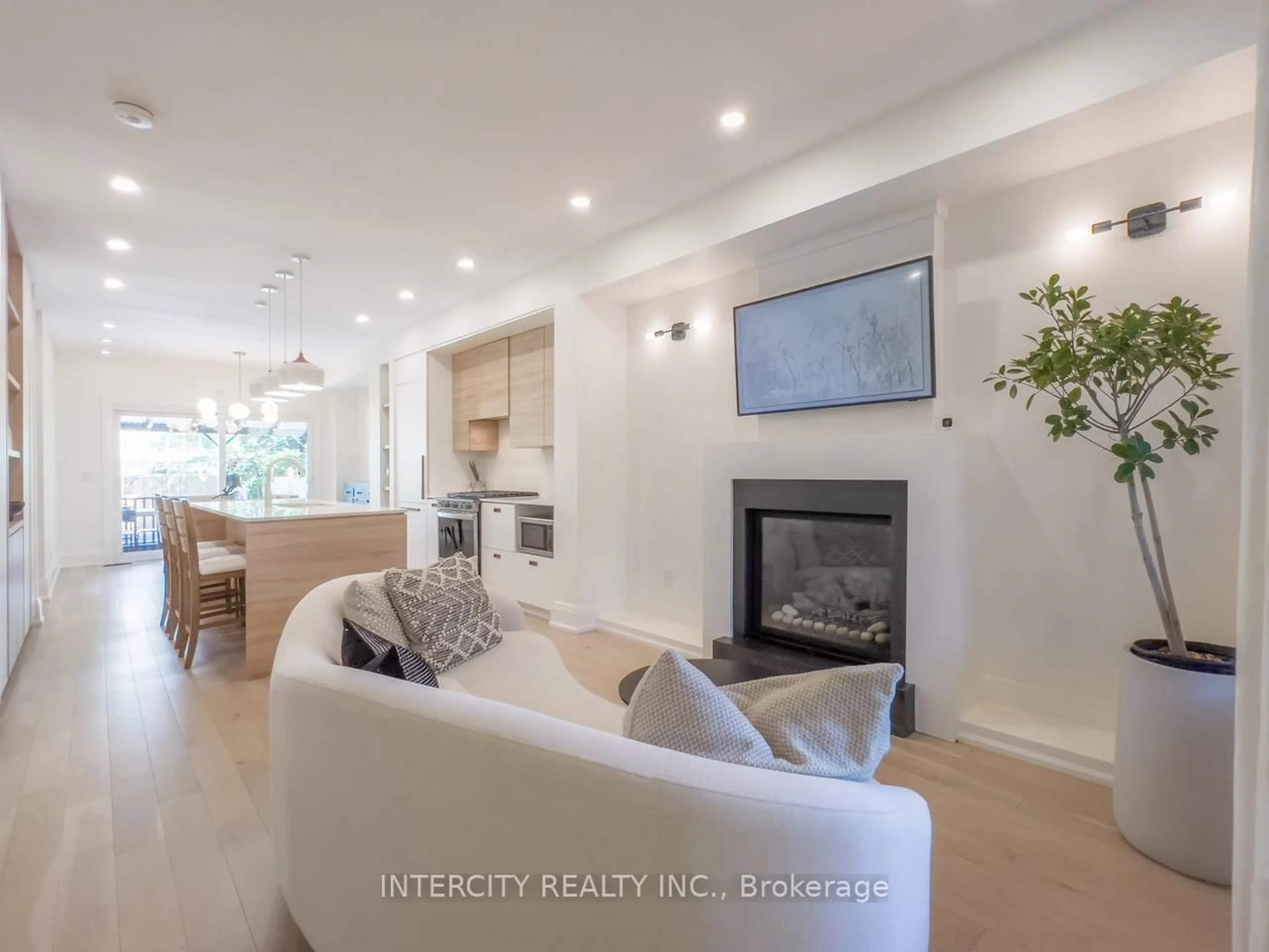 Living room with furniture, unknown for 92 Dagmar Ave, Toronto Ontario M4M 1W2