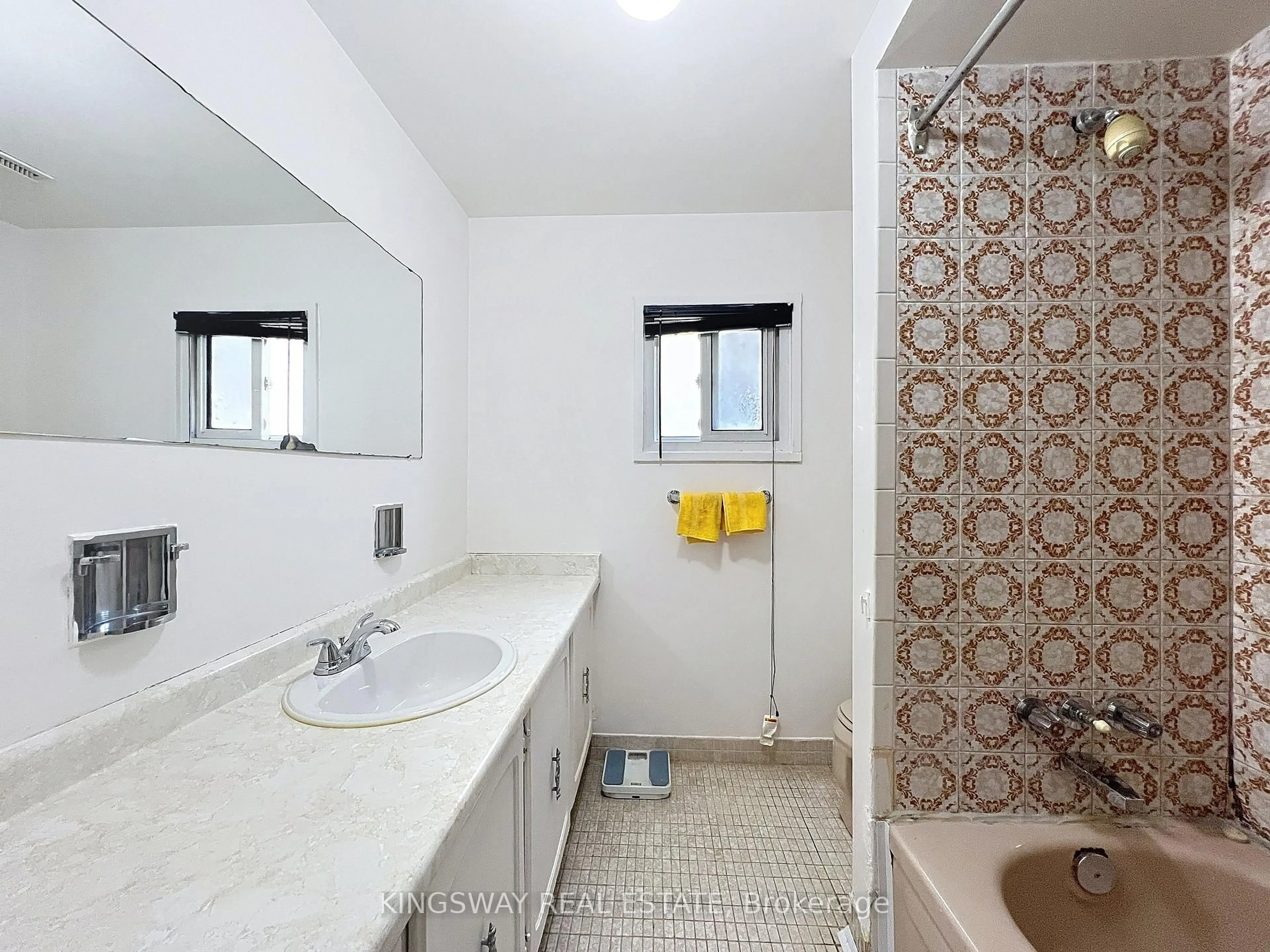 Standard bathroom, ceramic/tile floor for 55 Copperwood Sq, Toronto Ontario M1V 2C2