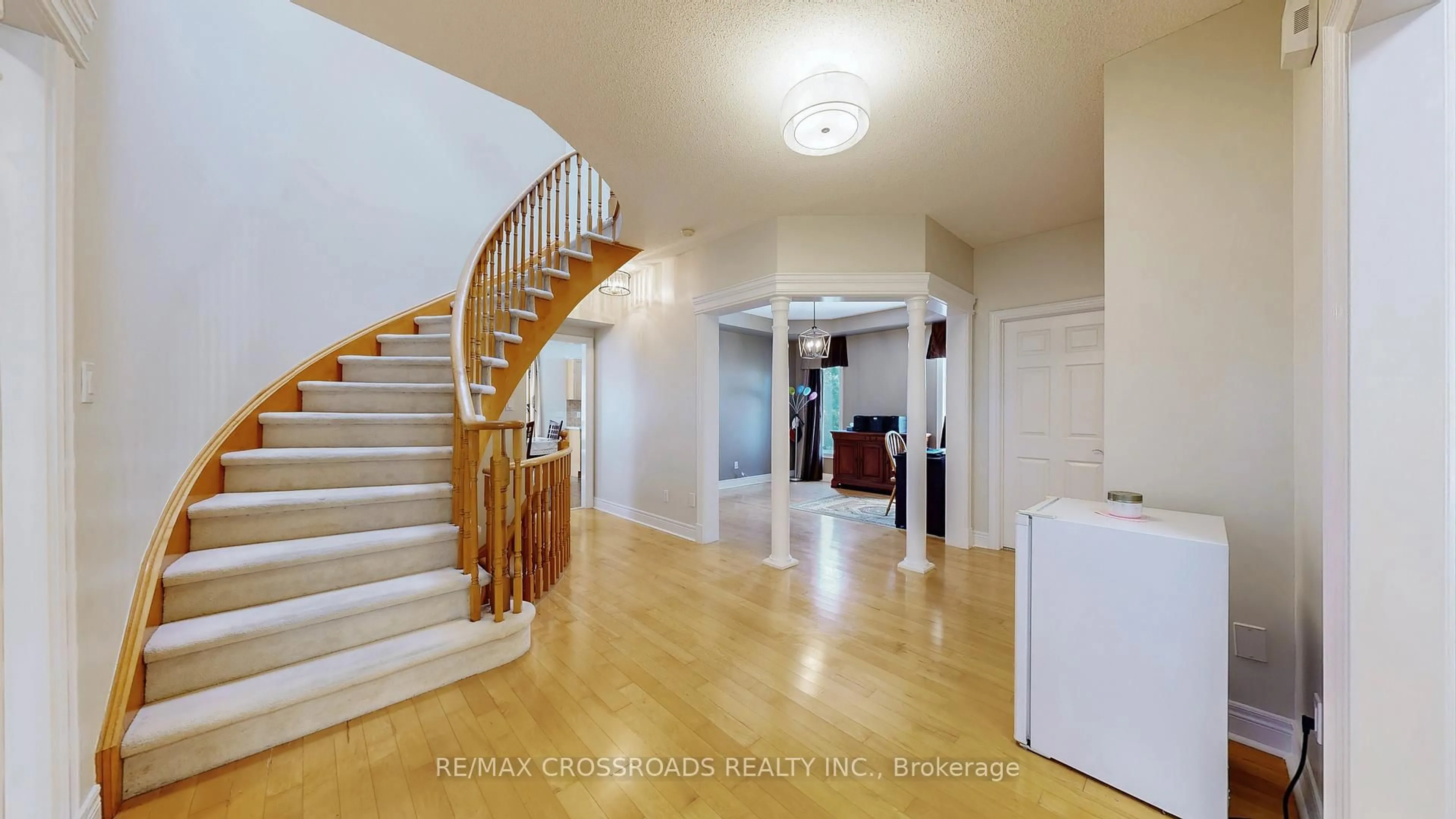 Indoor foyer for 8 Roberson Dr, Ajax Ontario L1T 3Y6