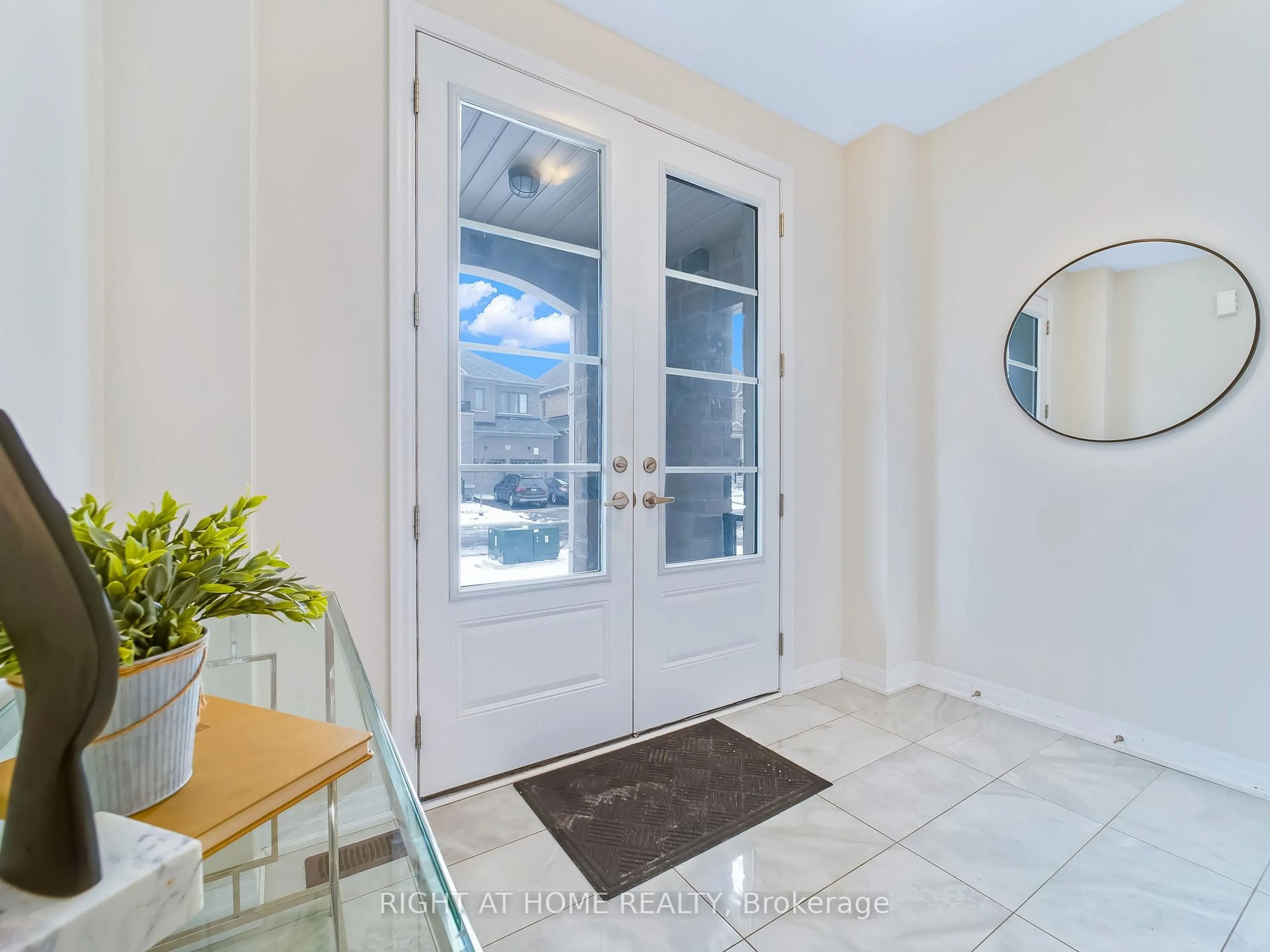 Indoor entryway for 79 Ed Ewert Ave, Clarington Ontario L1B 0W7