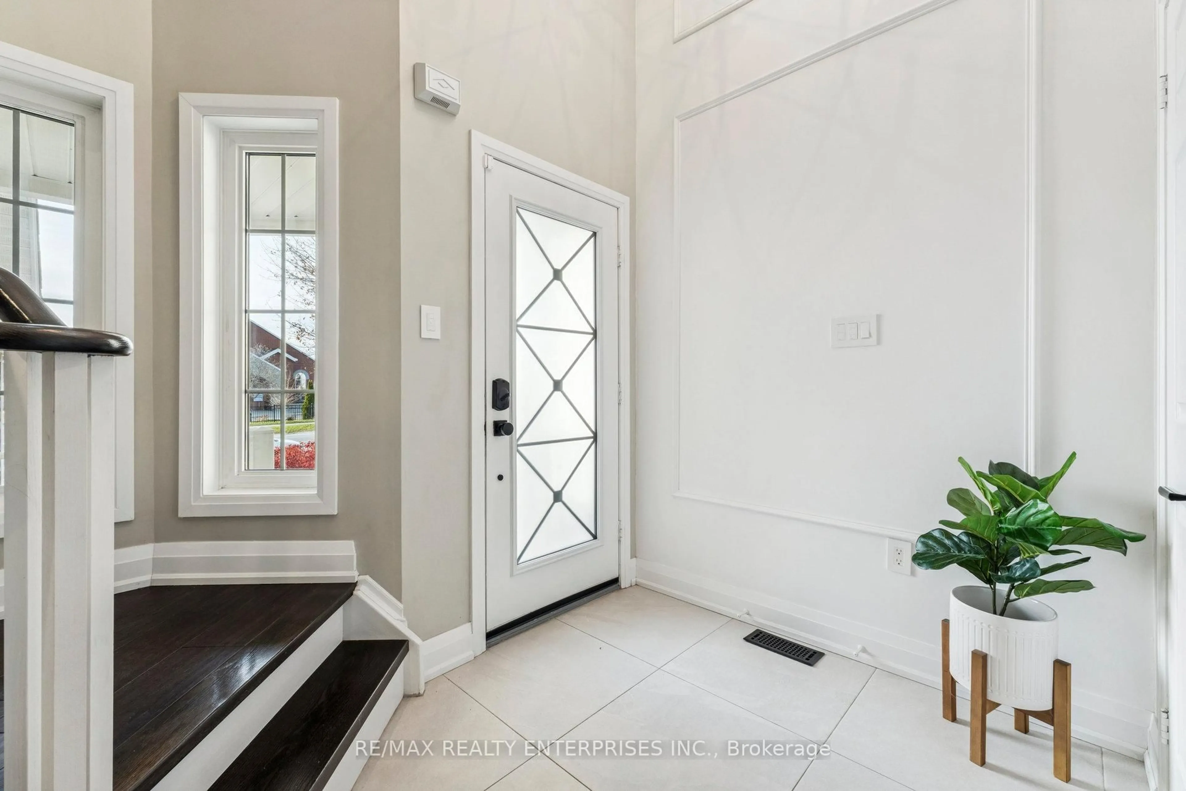 Indoor entryway for 131 Watford St, Whitby Ontario L1M 1H2