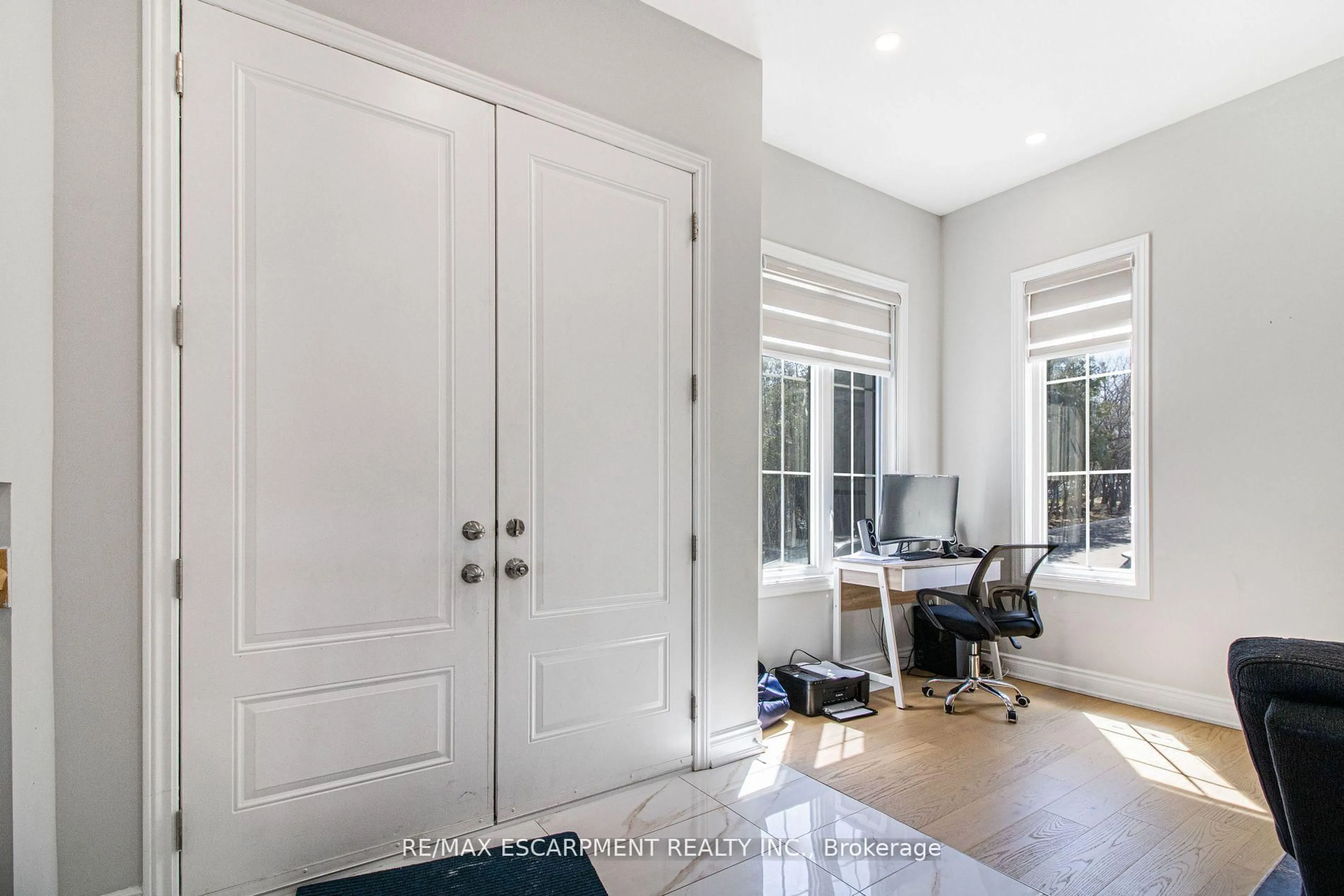 Indoor entryway for 487 Aztec Dr #2, Oshawa Ontario L1J 7S7