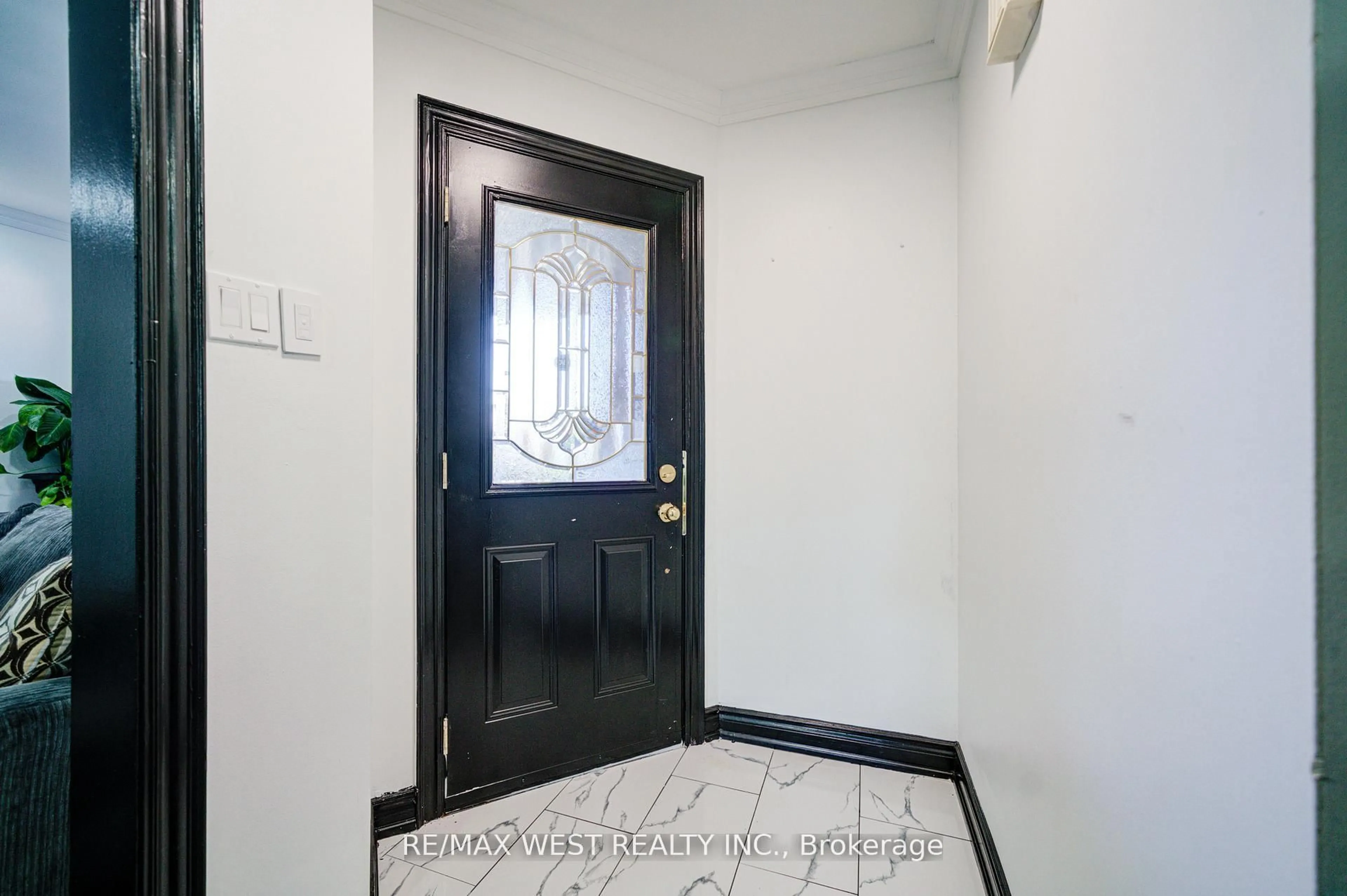 Indoor entryway for 1648 Pepperwood Gate, Pickering Ontario L1X 2K3