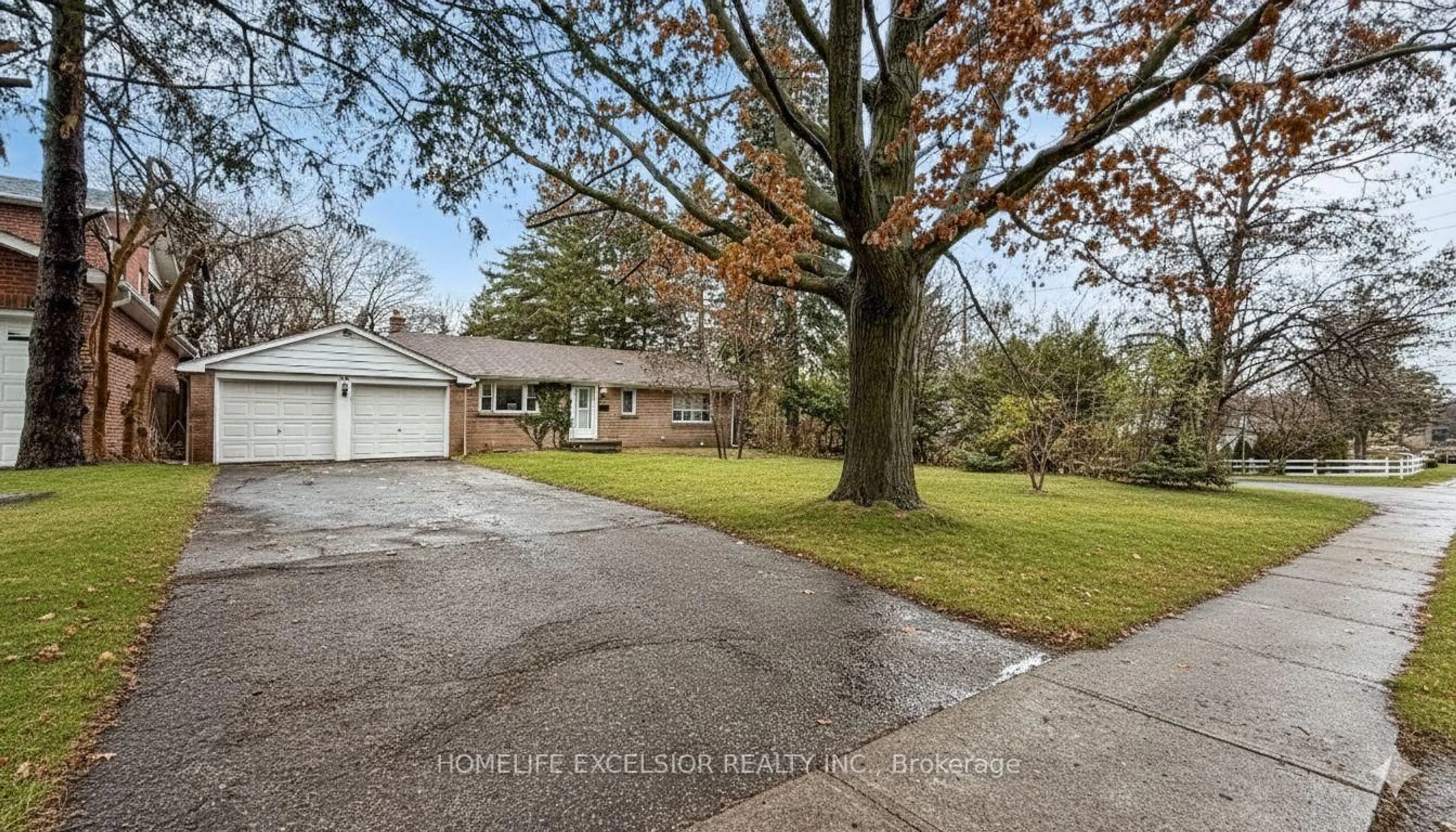 A pic from outside/outdoor area/front of a property/back of a property/a pic from drone, street for 74 Glen Watford Dr, Toronto Ontario M1S 2C5