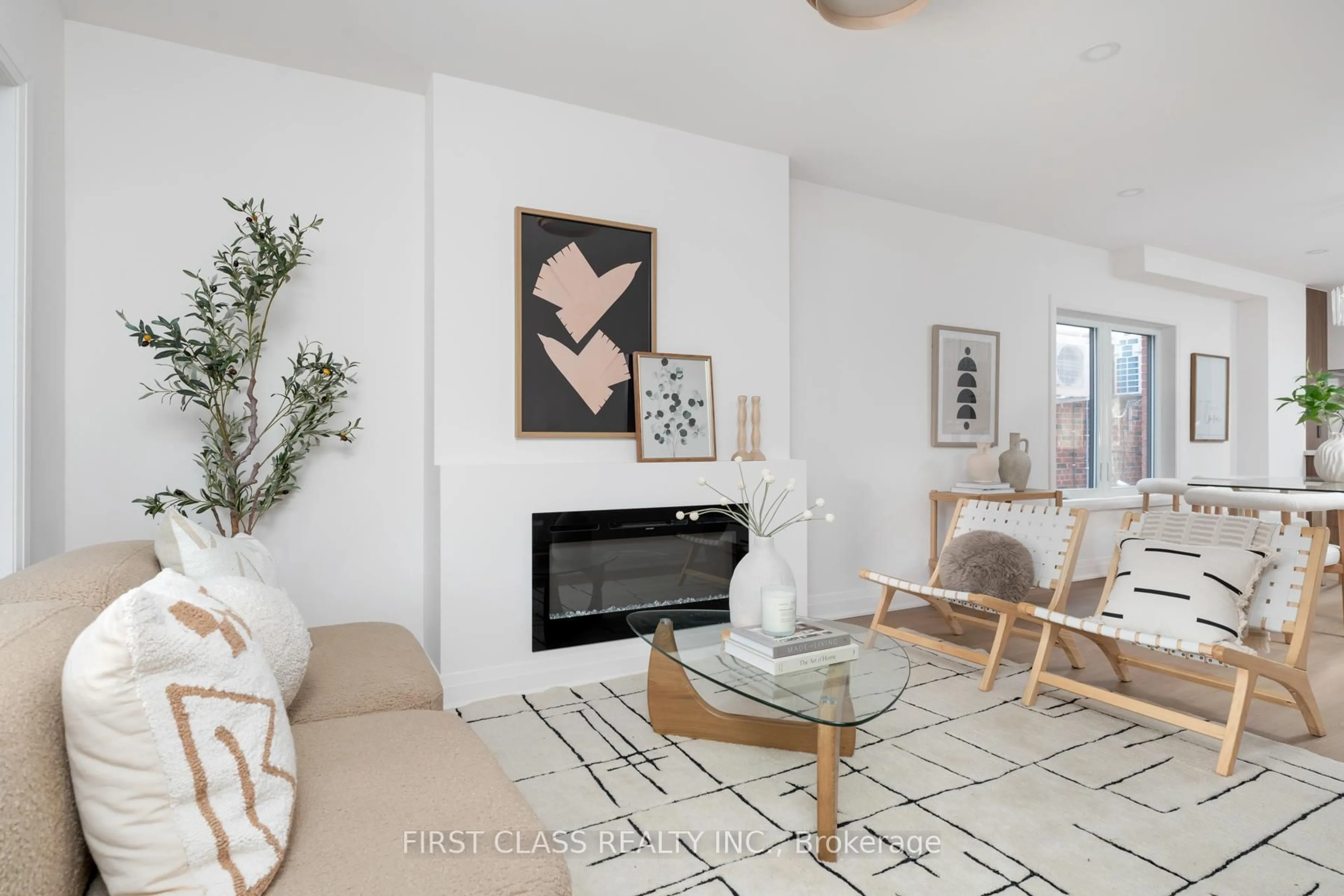 Living room with furniture, unknown for 38 Bonnie Brae Blvd, Toronto Ontario M4J 4N2