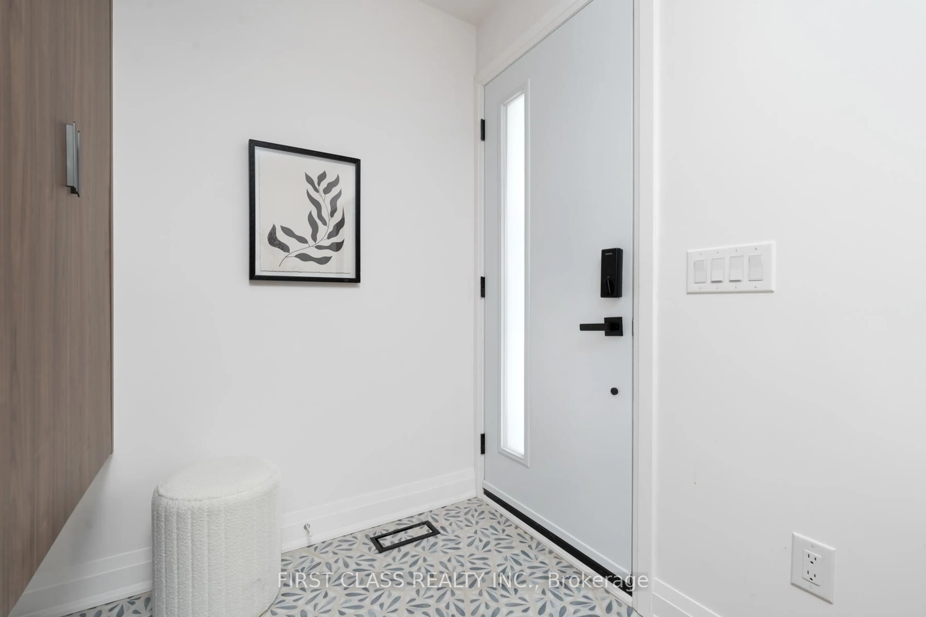 Indoor entryway for 38 Bonnie Brae Blvd, Toronto Ontario M4J 4N2