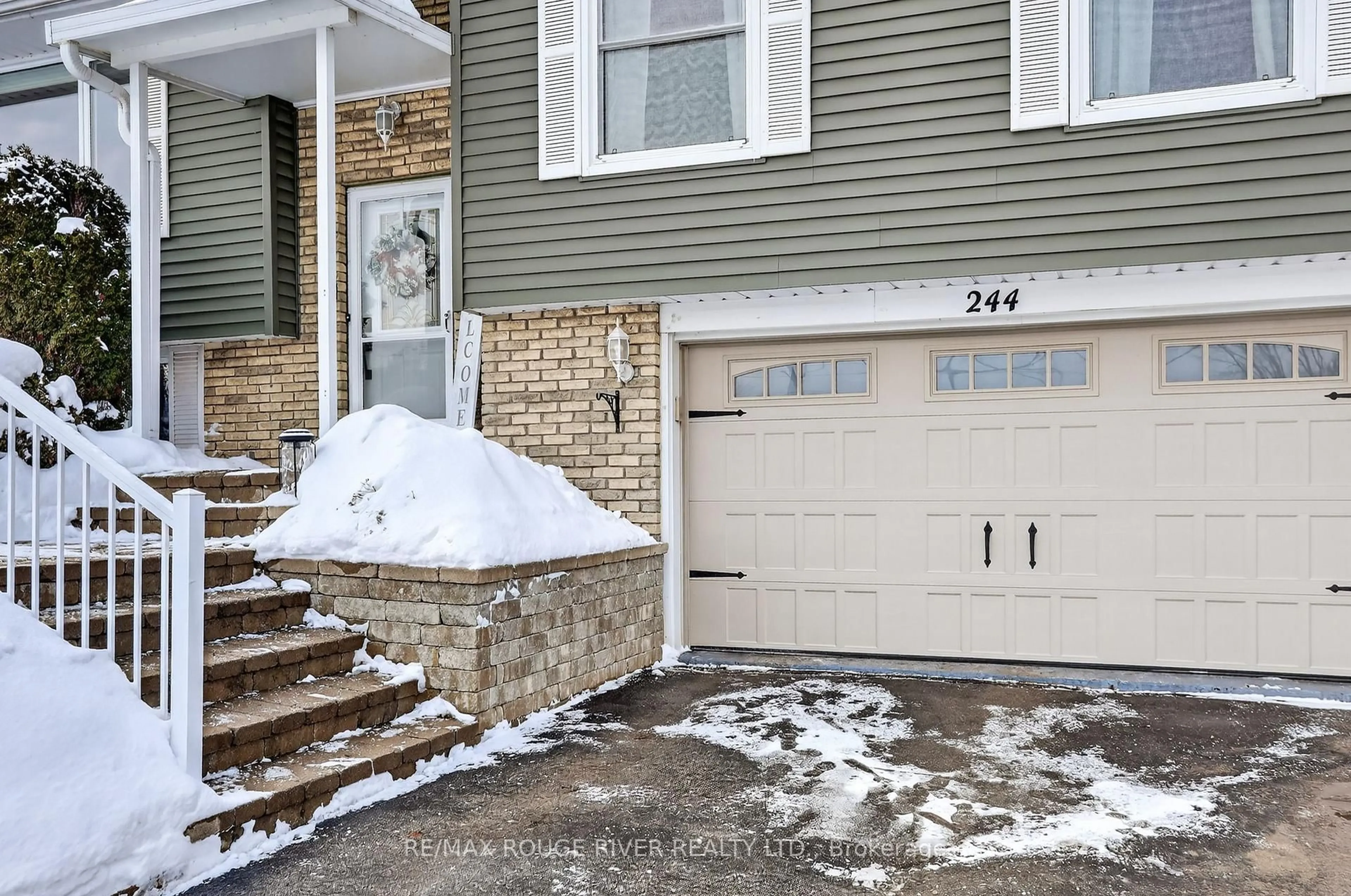 Indoor entryway for 244 Union Ave, Scugog Ontario L9L 1C2