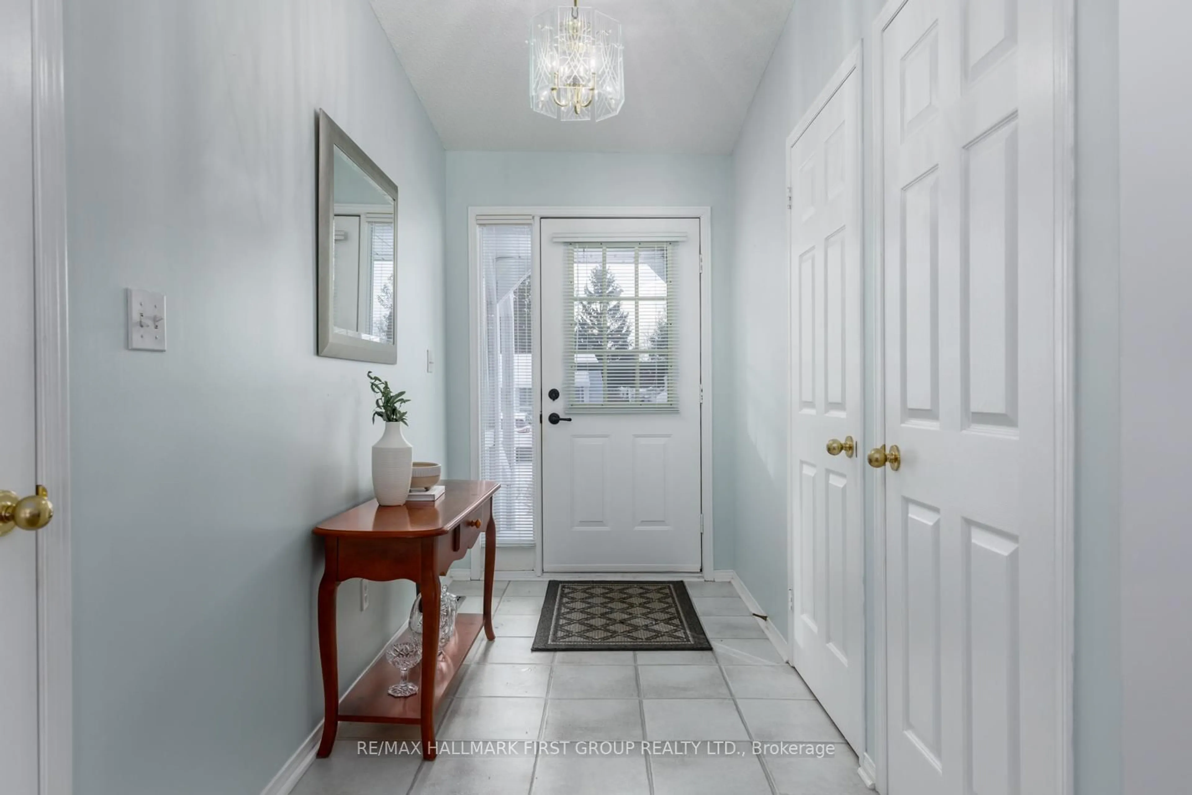 Indoor entryway for 5A Fairway Dr, Clarington Ontario L1B 1B6