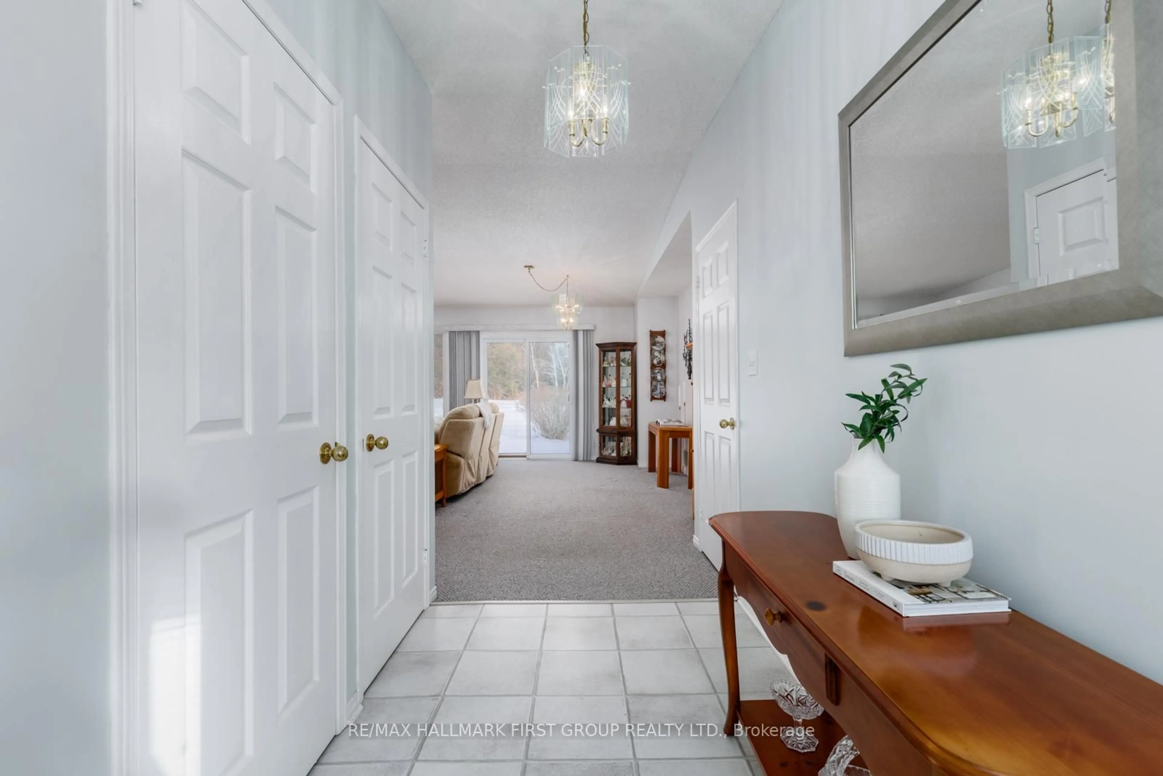 Indoor foyer for 5A Fairway Dr, Clarington Ontario L1B 1B6