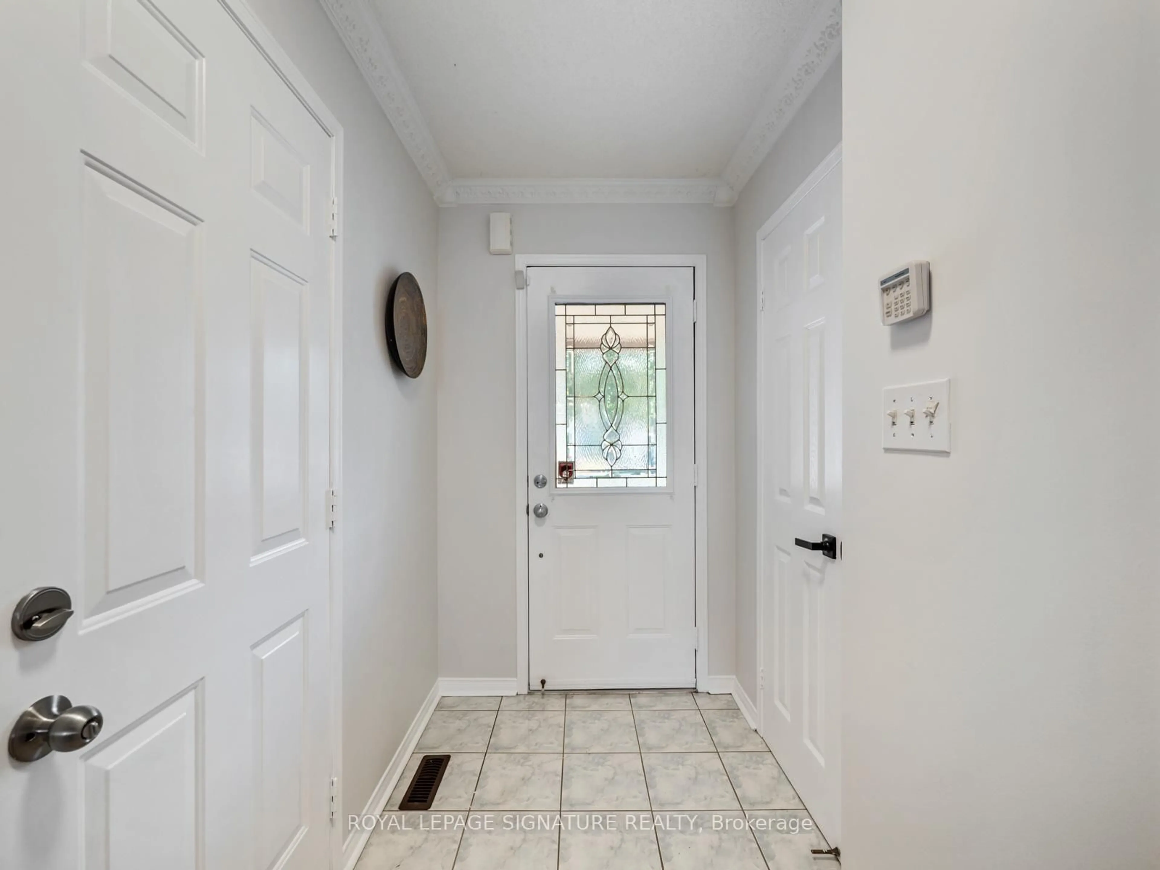 Indoor entryway for 143 Bonspiel Dr, Toronto Ontario M1E 5K5