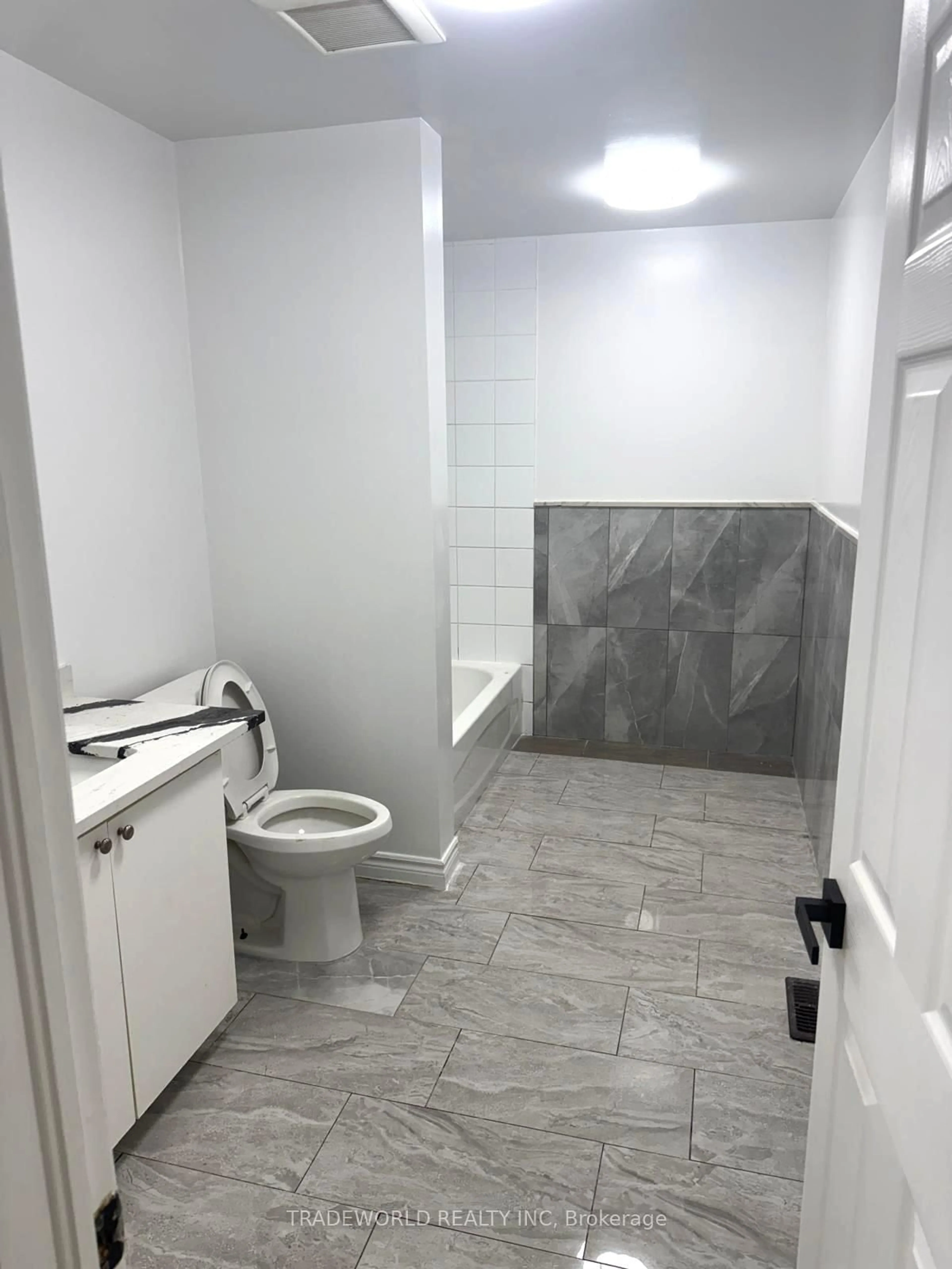 Standard bathroom, ceramic/tile floor for 32 St Dunstan Dr, Toronto Ontario M1L 2V3