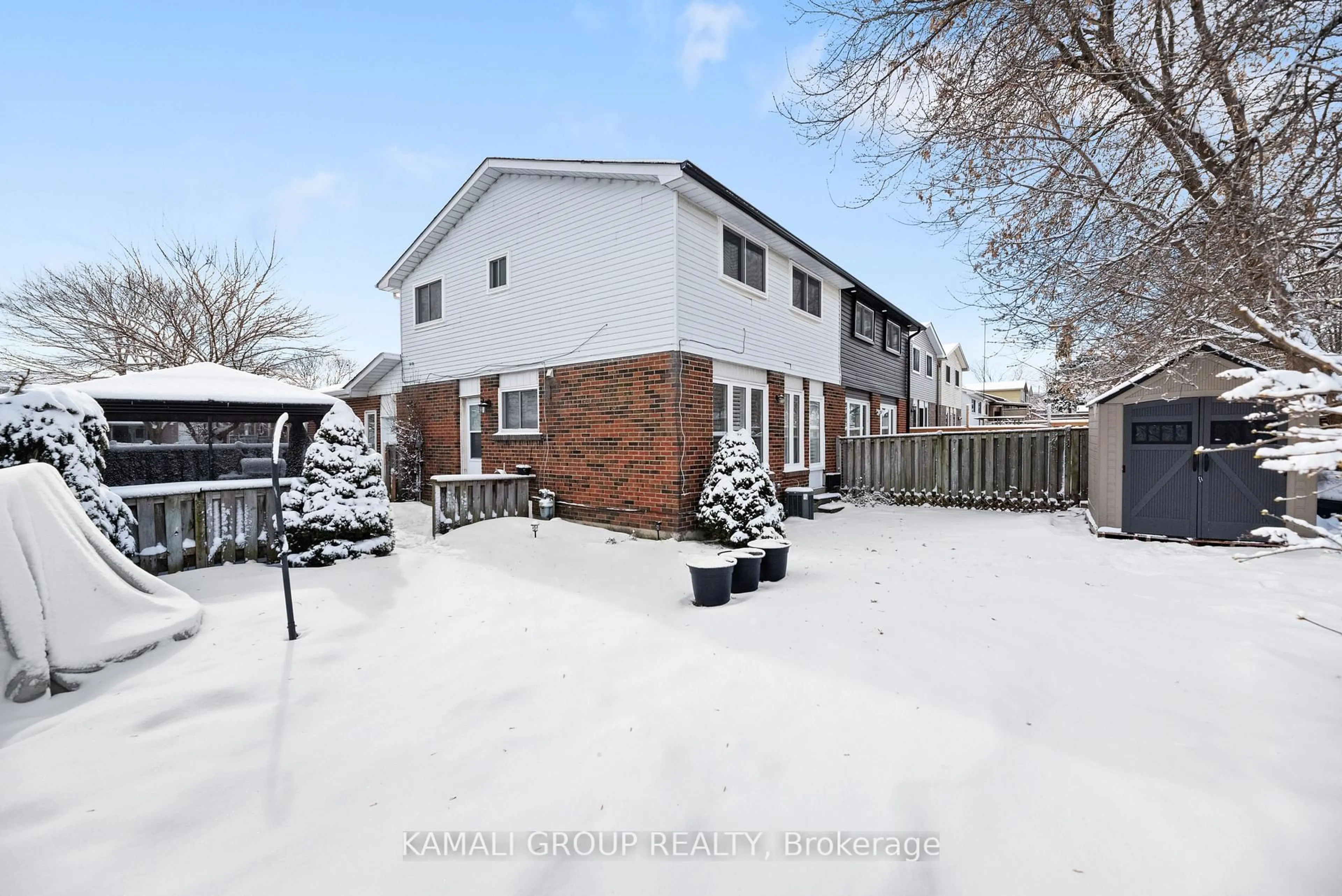 A pic from outside/outdoor area/front of a property/back of a property/a pic from drone, street for 582 Lakeview Ave, Oshawa Ontario L1J 1B1