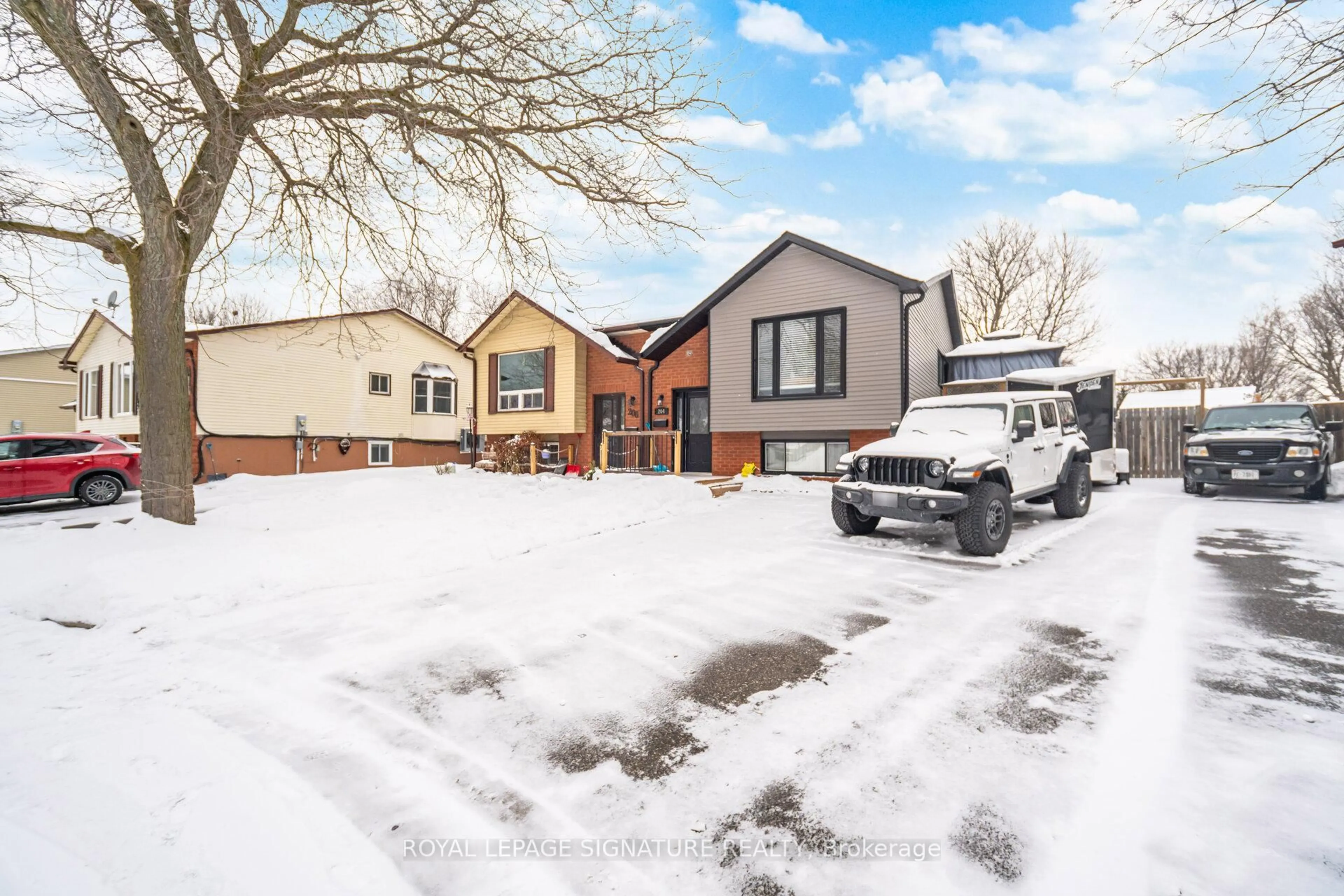 A pic from outside/outdoor area/front of a property/back of a property/a pic from drone, street for 204 Medina Crt, Oshawa Ontario L1J 7E1
