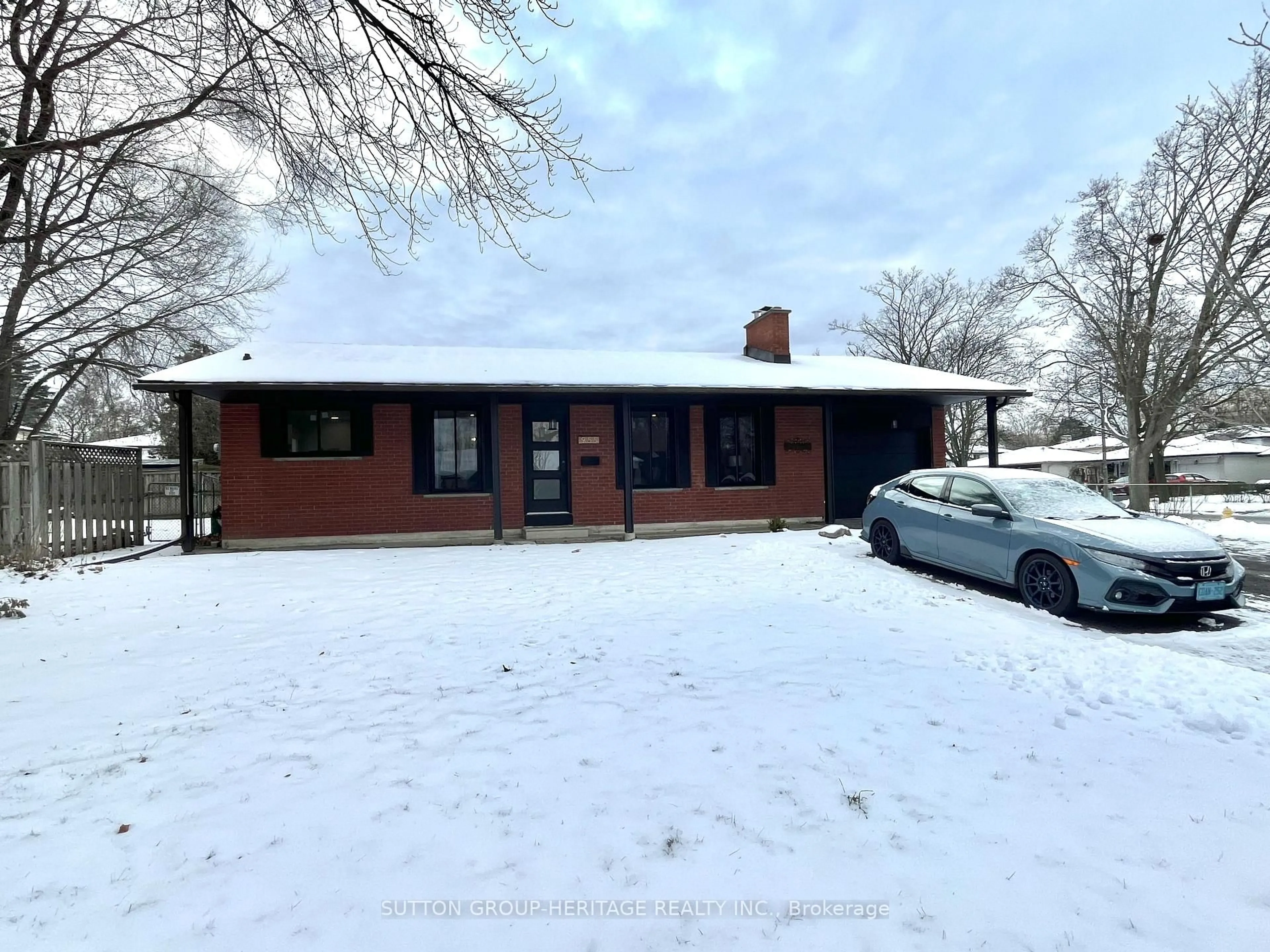 A pic from outside/outdoor area/front of a property/back of a property/a pic from drone, street for 955 Hawthorne Crt, Oshawa Ontario L1H 2H4