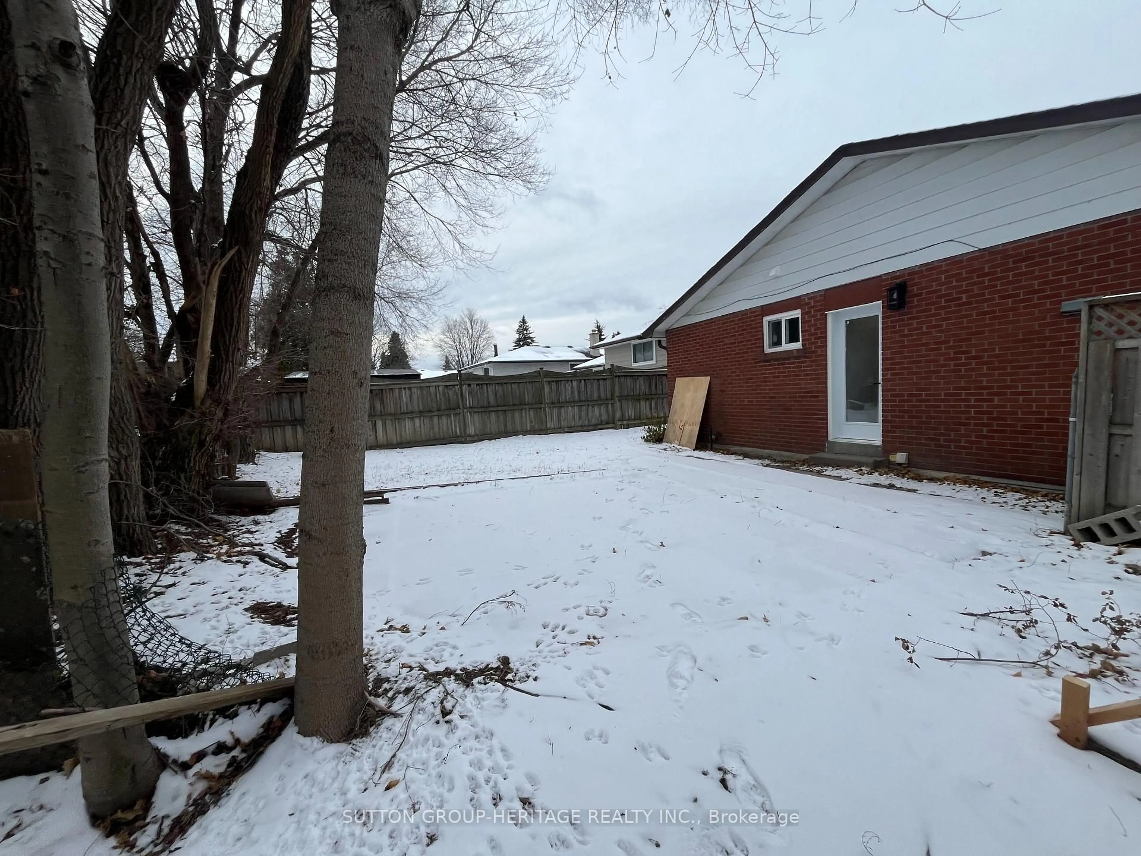 A pic from outside/outdoor area/front of a property/back of a property/a pic from drone, street for 955 Hawthorne Crt, Oshawa Ontario L1H 2H4