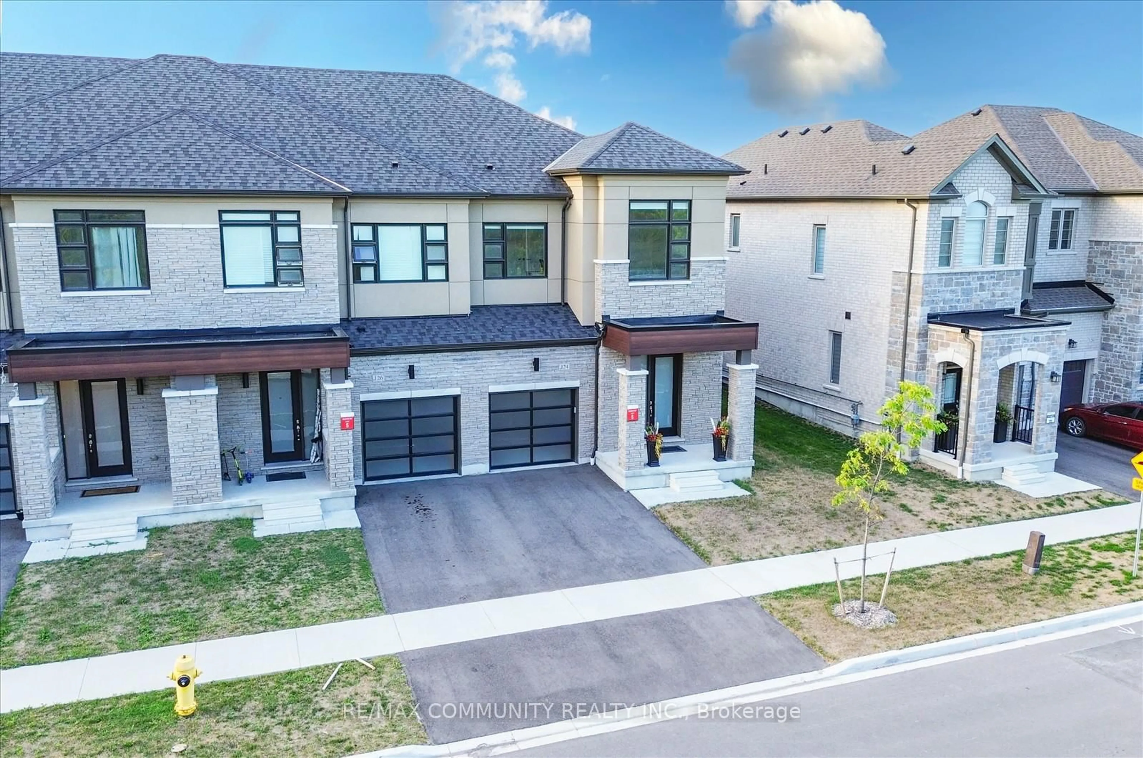 A pic from outside/outdoor area/front of a property/back of a property/a pic from drone, street for 124 Ogston Cres, Whitby Ontario L1P 0H3