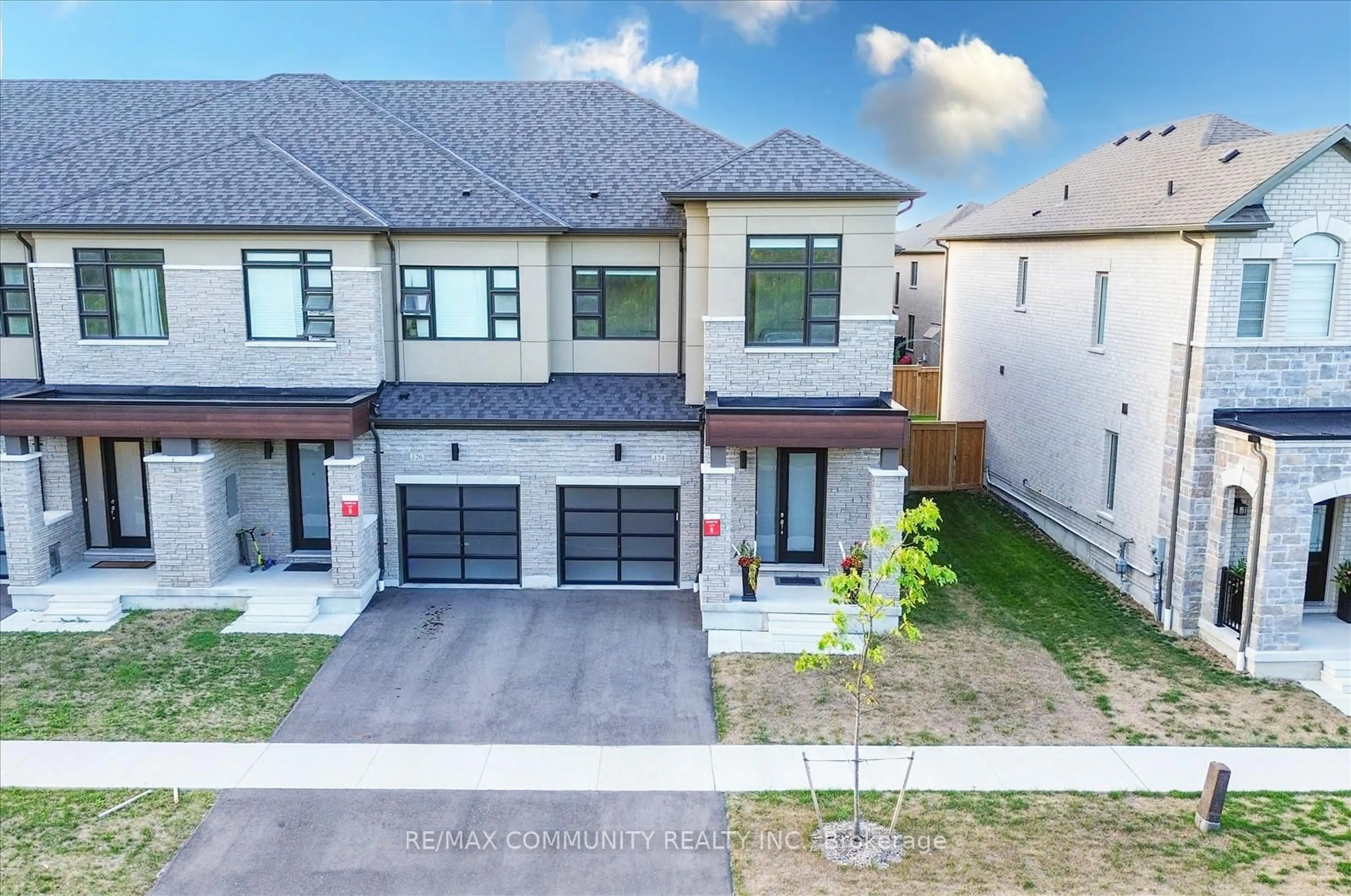 A pic from outside/outdoor area/front of a property/back of a property/a pic from drone, street for 124 Ogston Cres, Whitby Ontario L1P 0H3