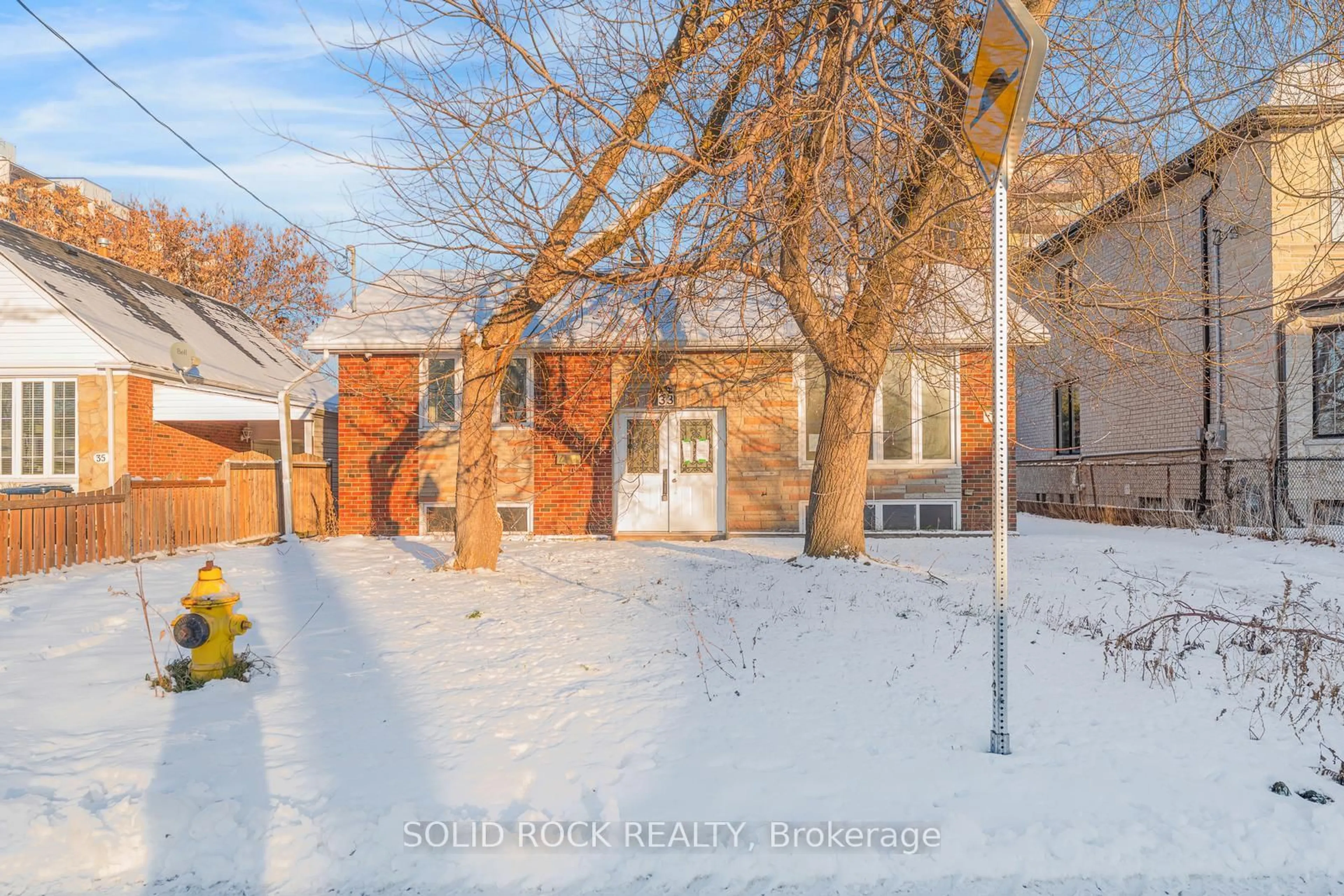A pic from outside/outdoor area/front of a property/back of a property/a pic from drone, street for 33 Elfreda Blvd, Toronto Ontario M1L 4L5