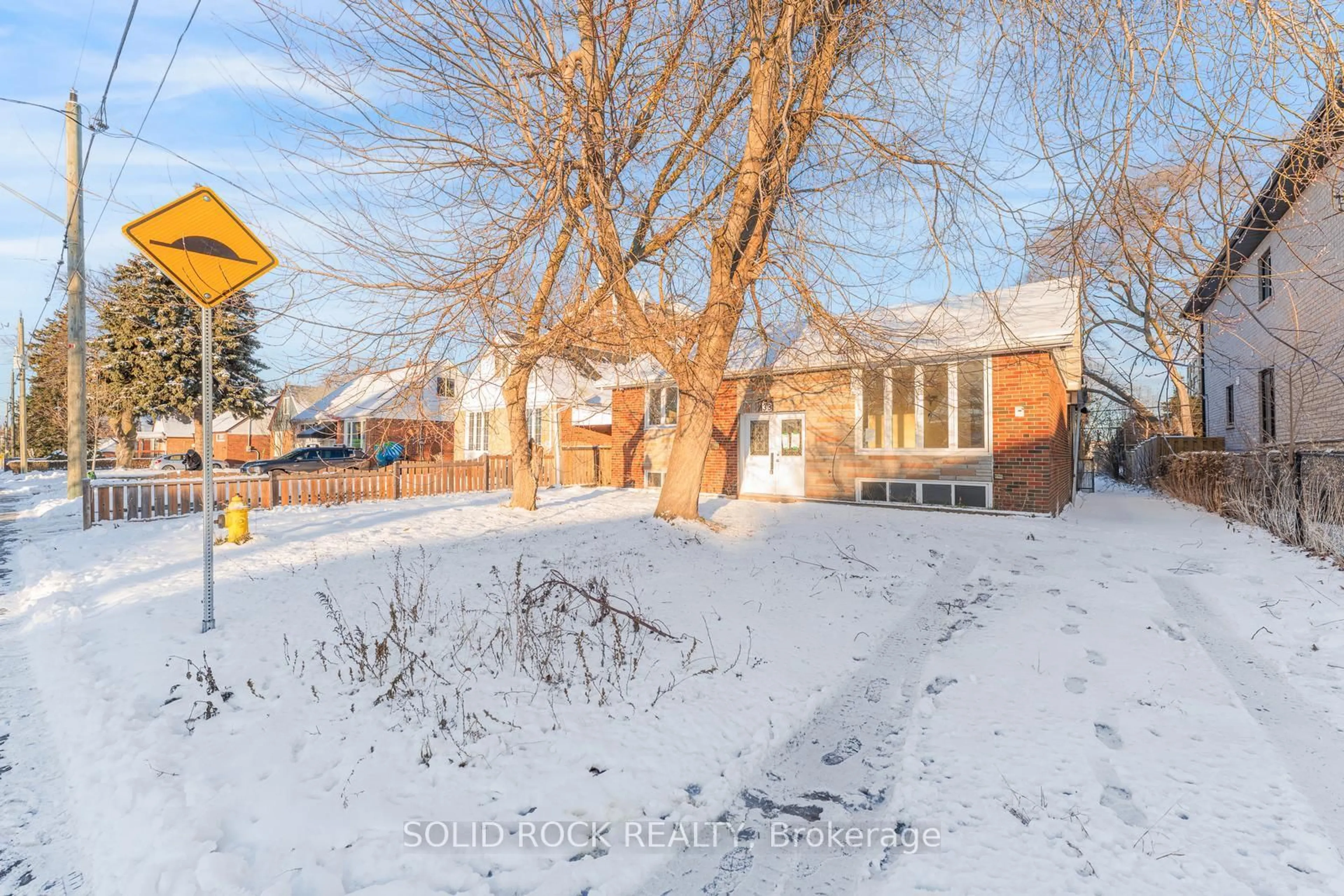A pic from outside/outdoor area/front of a property/back of a property/a pic from drone, street for 33 Elfreda Blvd, Toronto Ontario M1L 4L5