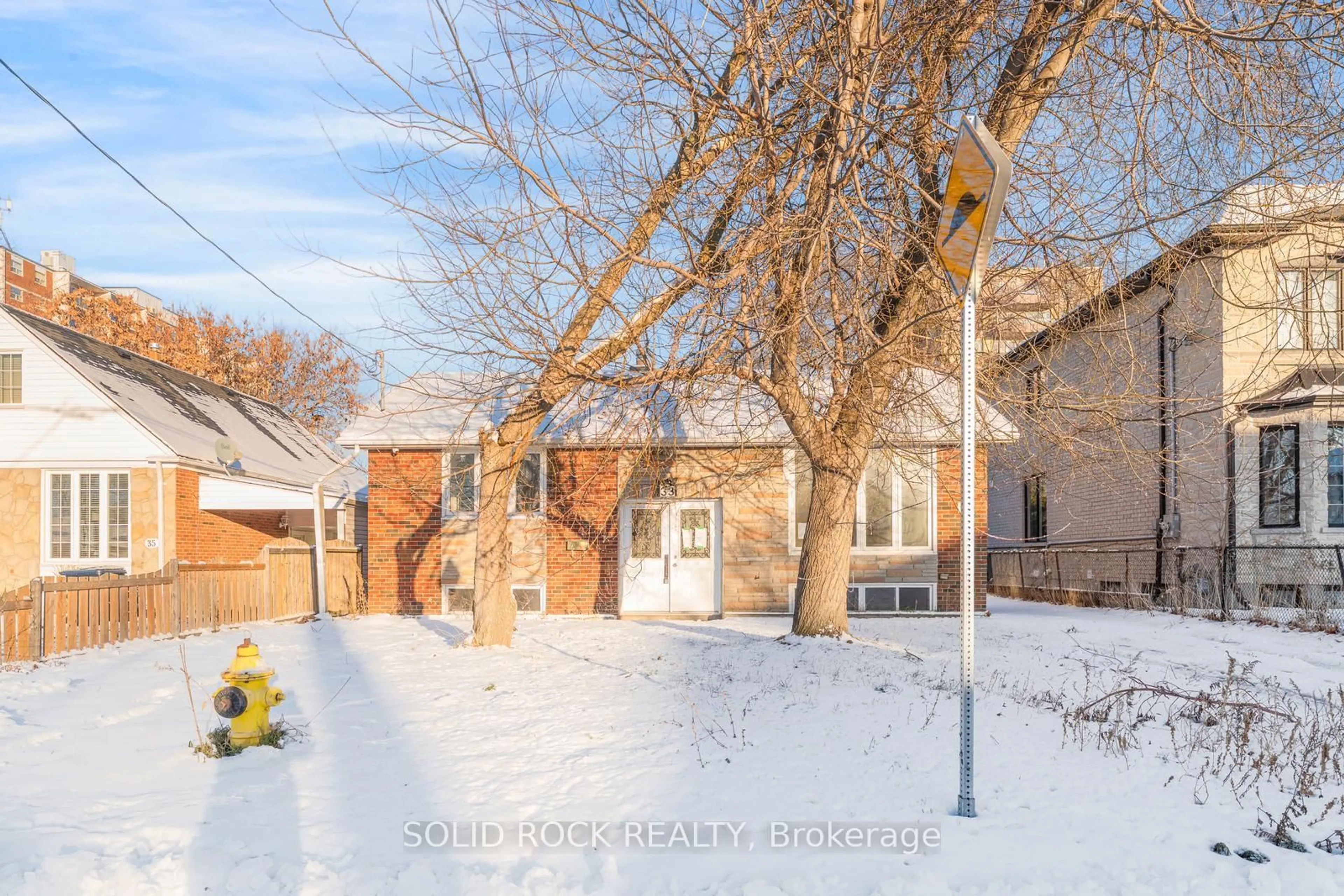 A pic from outside/outdoor area/front of a property/back of a property/a pic from drone, street for 33 Elfreda Blvd, Toronto Ontario M1L 4L5
