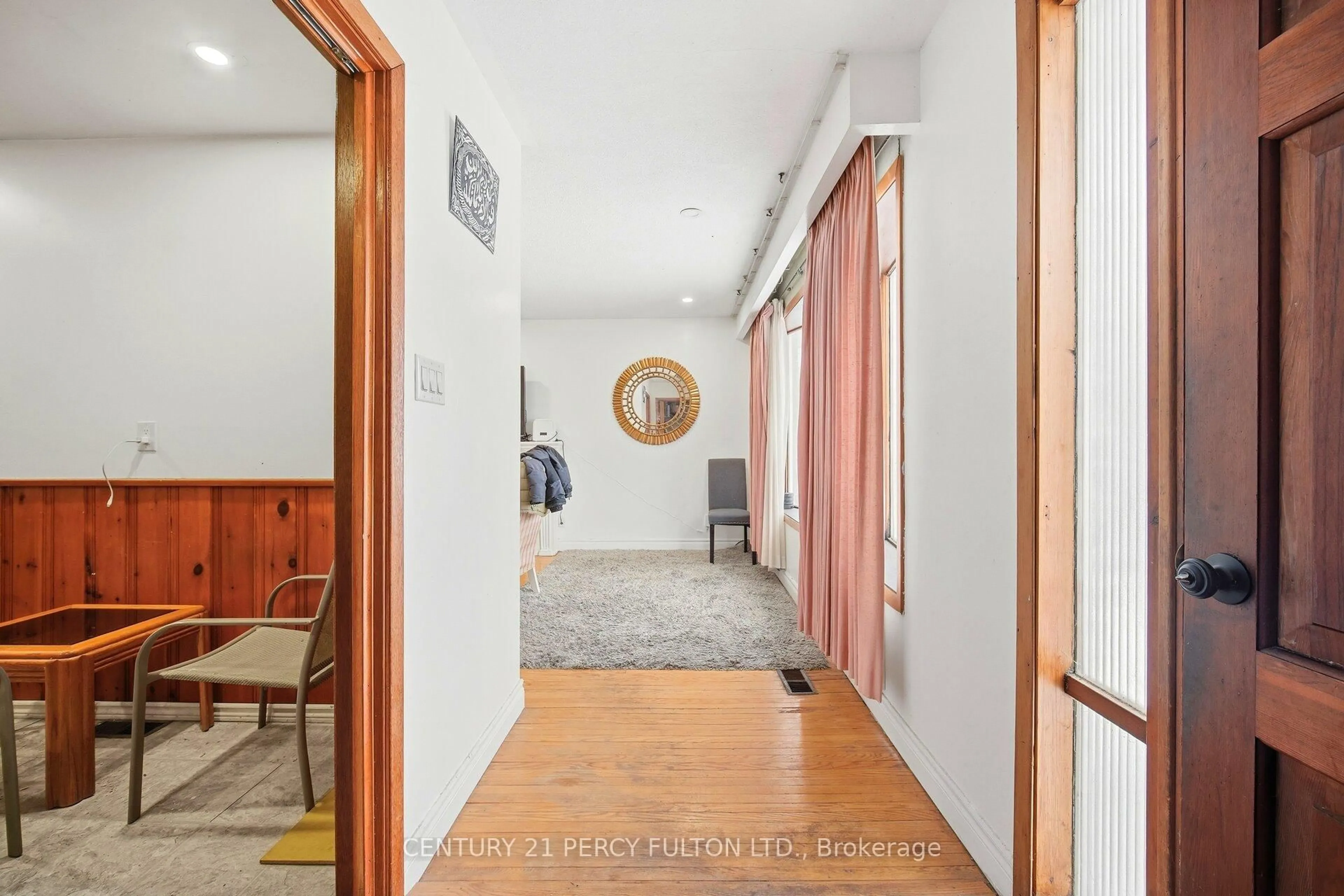 Indoor foyer for 325 Dyson Rd, Pickering Ontario L1W 2N1