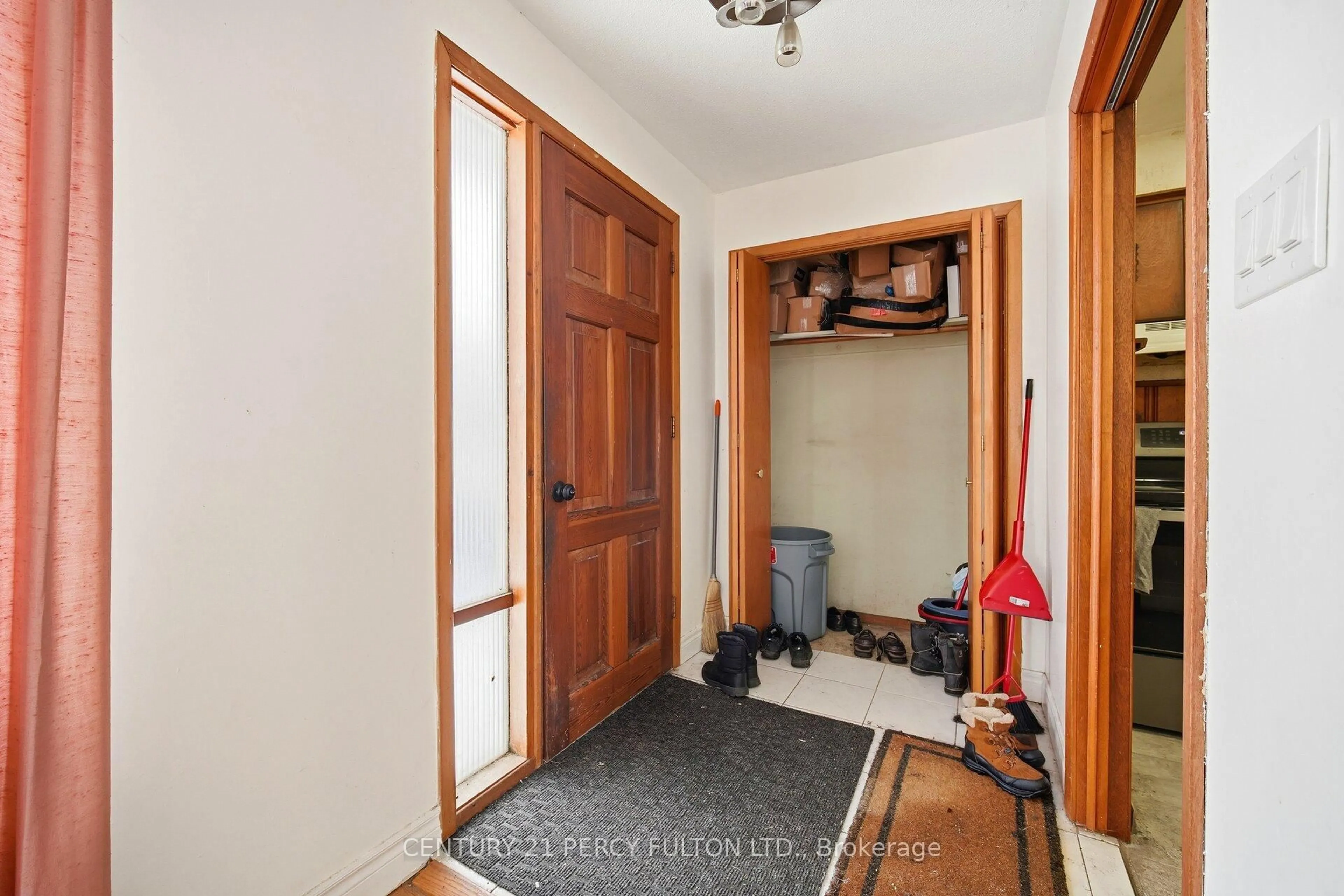 Indoor entryway for 325 Dyson Rd, Pickering Ontario L1W 2N1